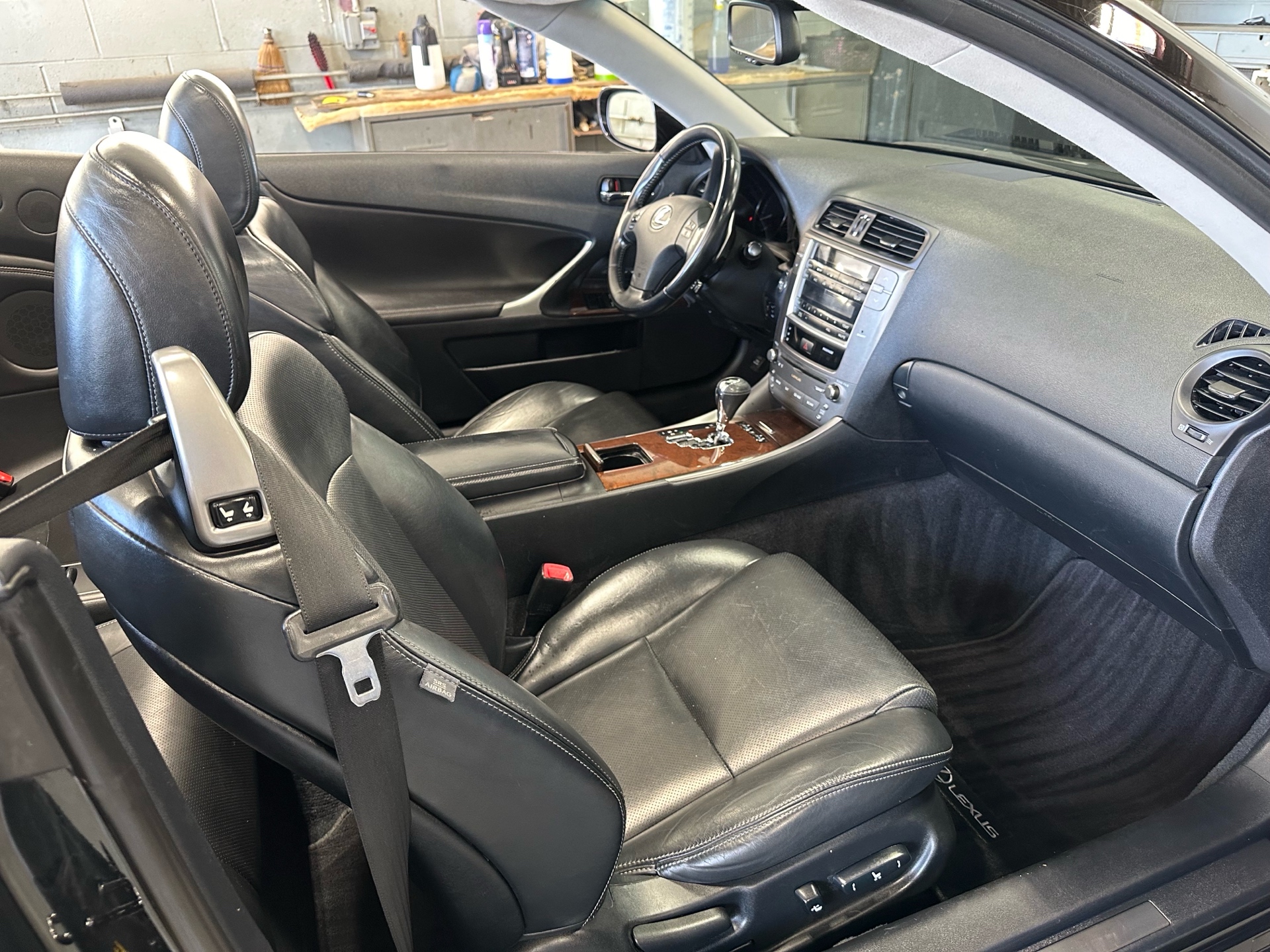 /houseofcars/2010-Lexus-IS250C-26960236581850006.jpg