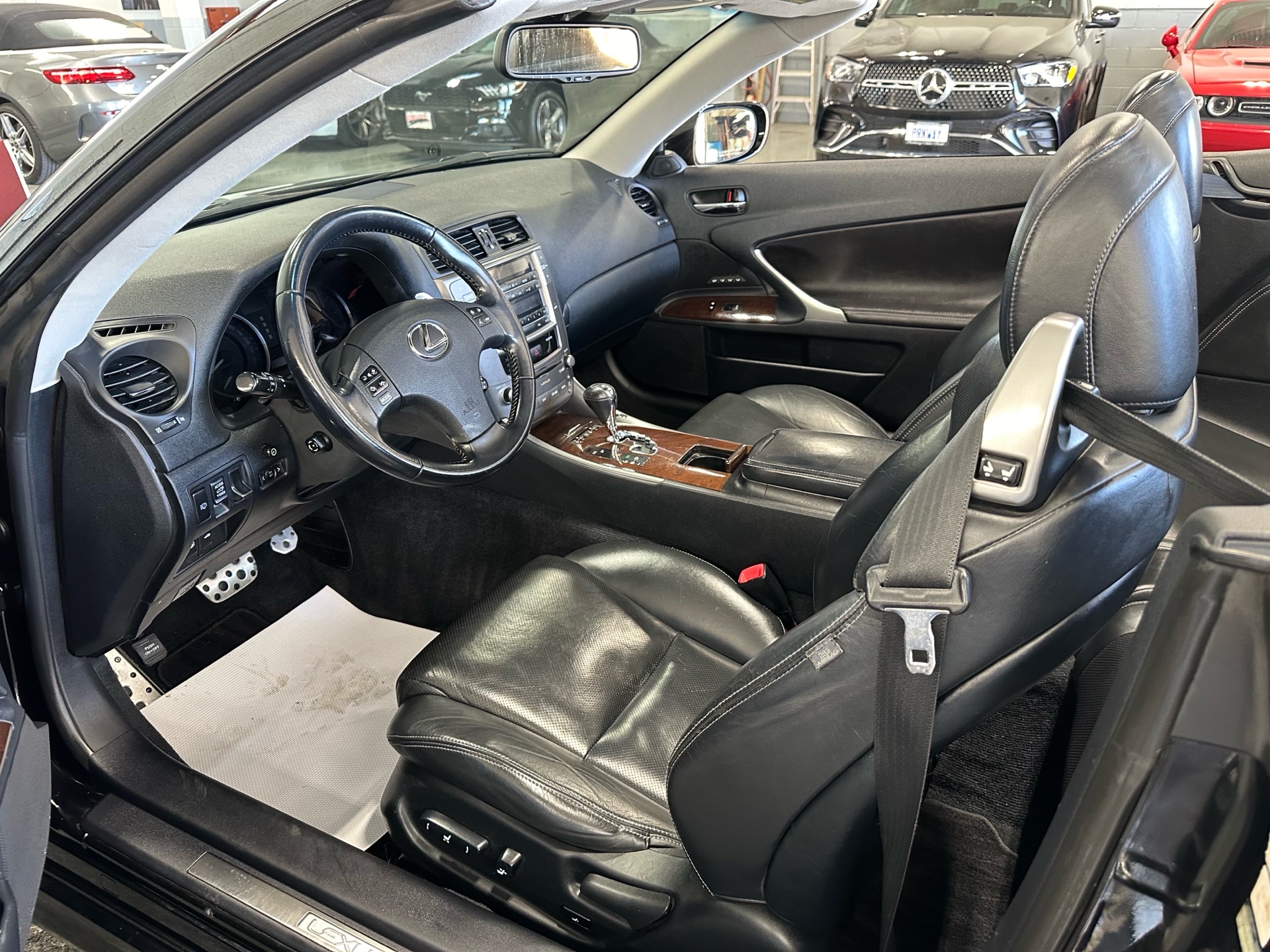 /houseofcars/2010-Lexus-IS250C-32145906713200545.jpg
