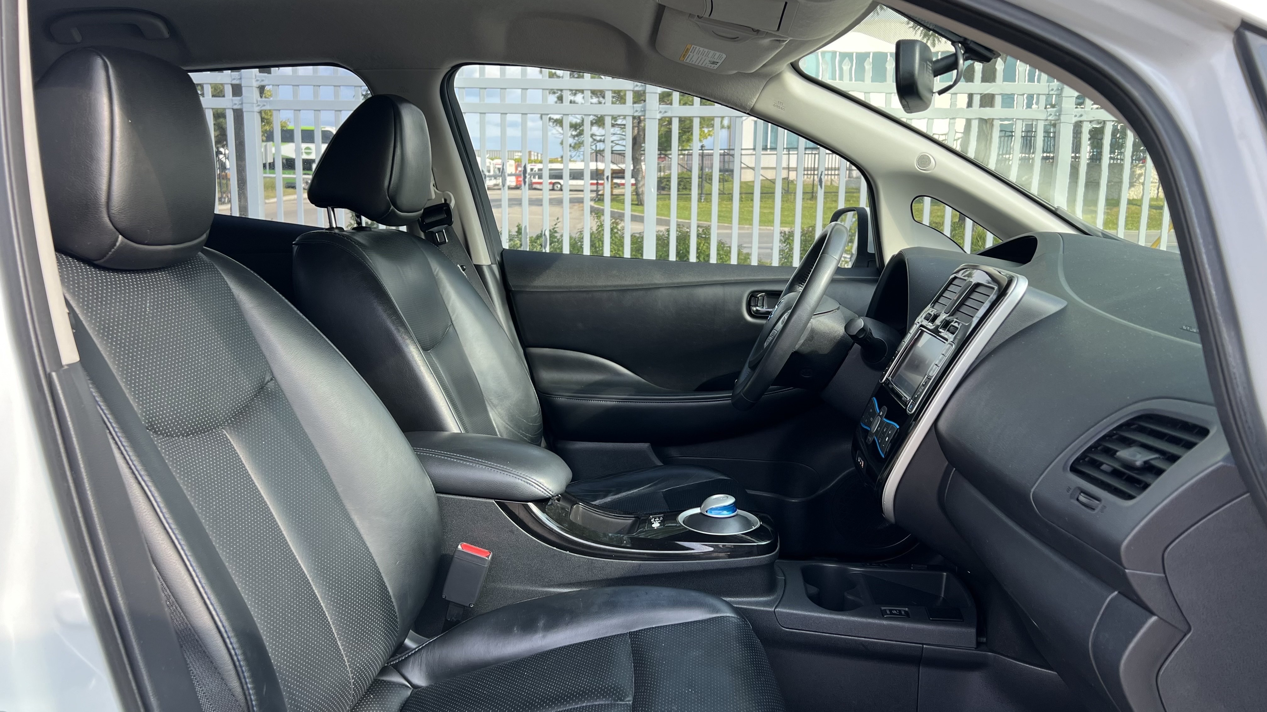 /houseofcars/2017-Nissan-LEAF-11943054283130516.jpg