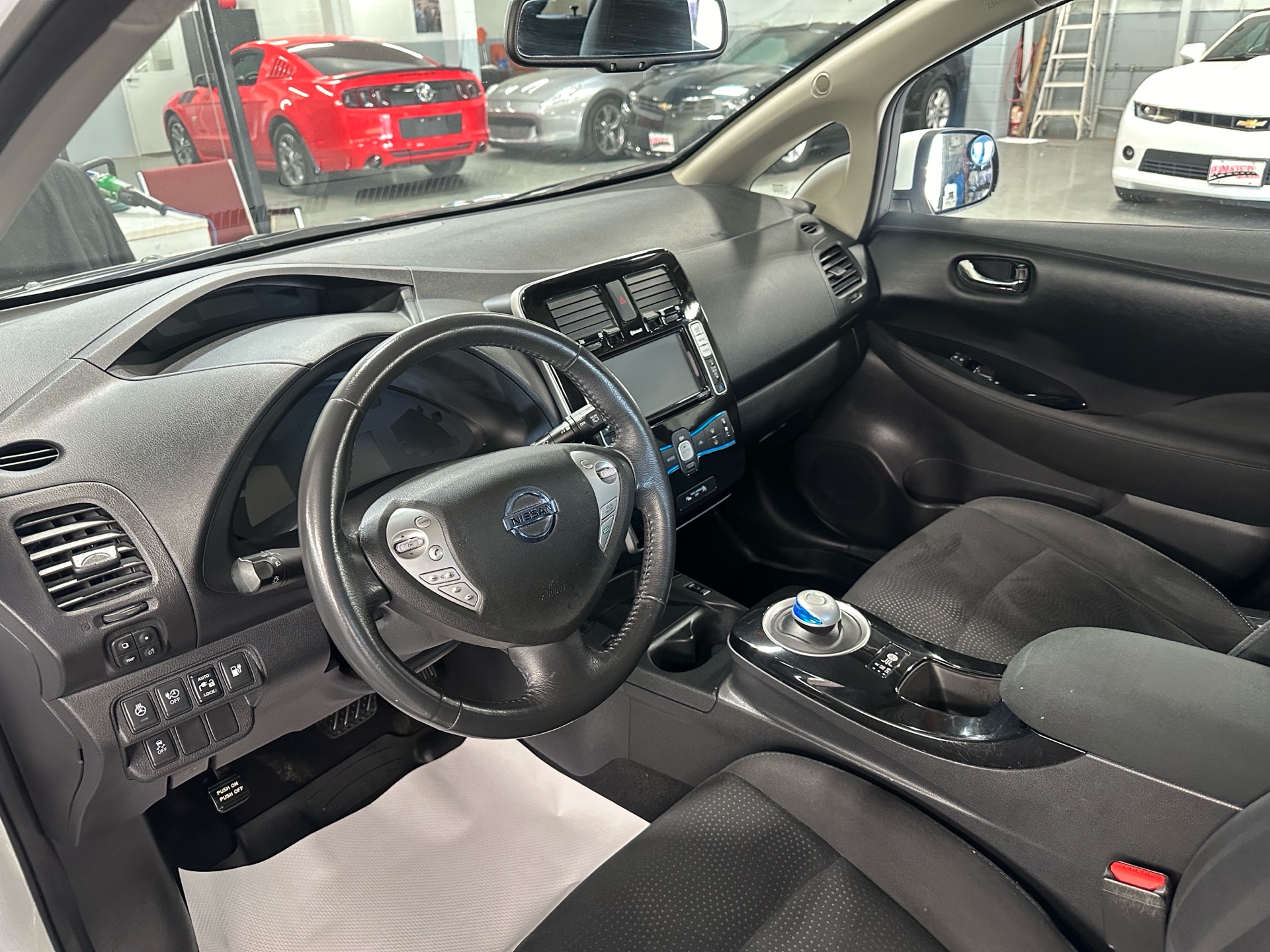 /houseofcars/2017-Nissan-LEAF-5639225090479454.jpg