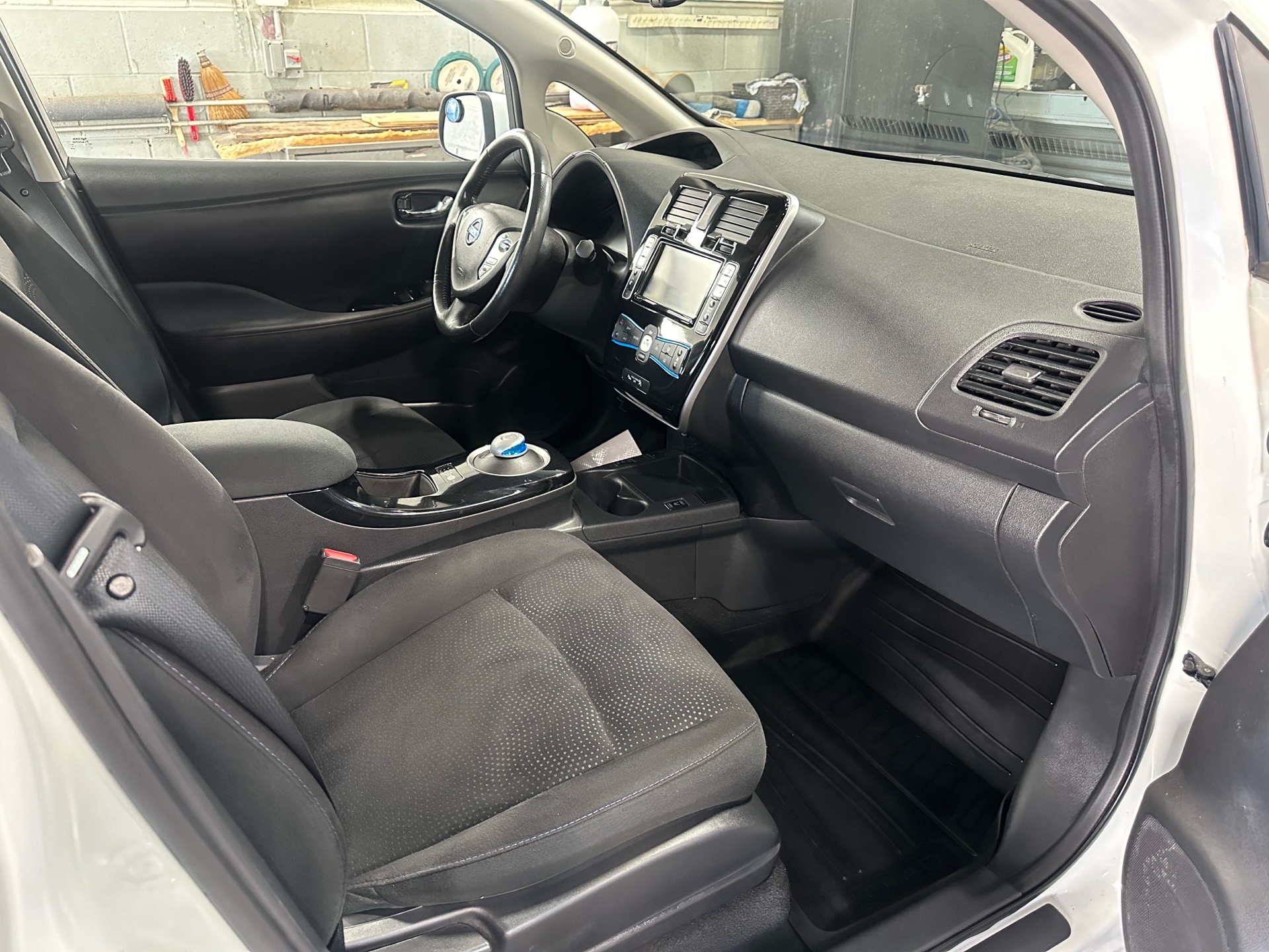 /houseofcars/2017-Nissan-LEAF-7393620737655131.jpg