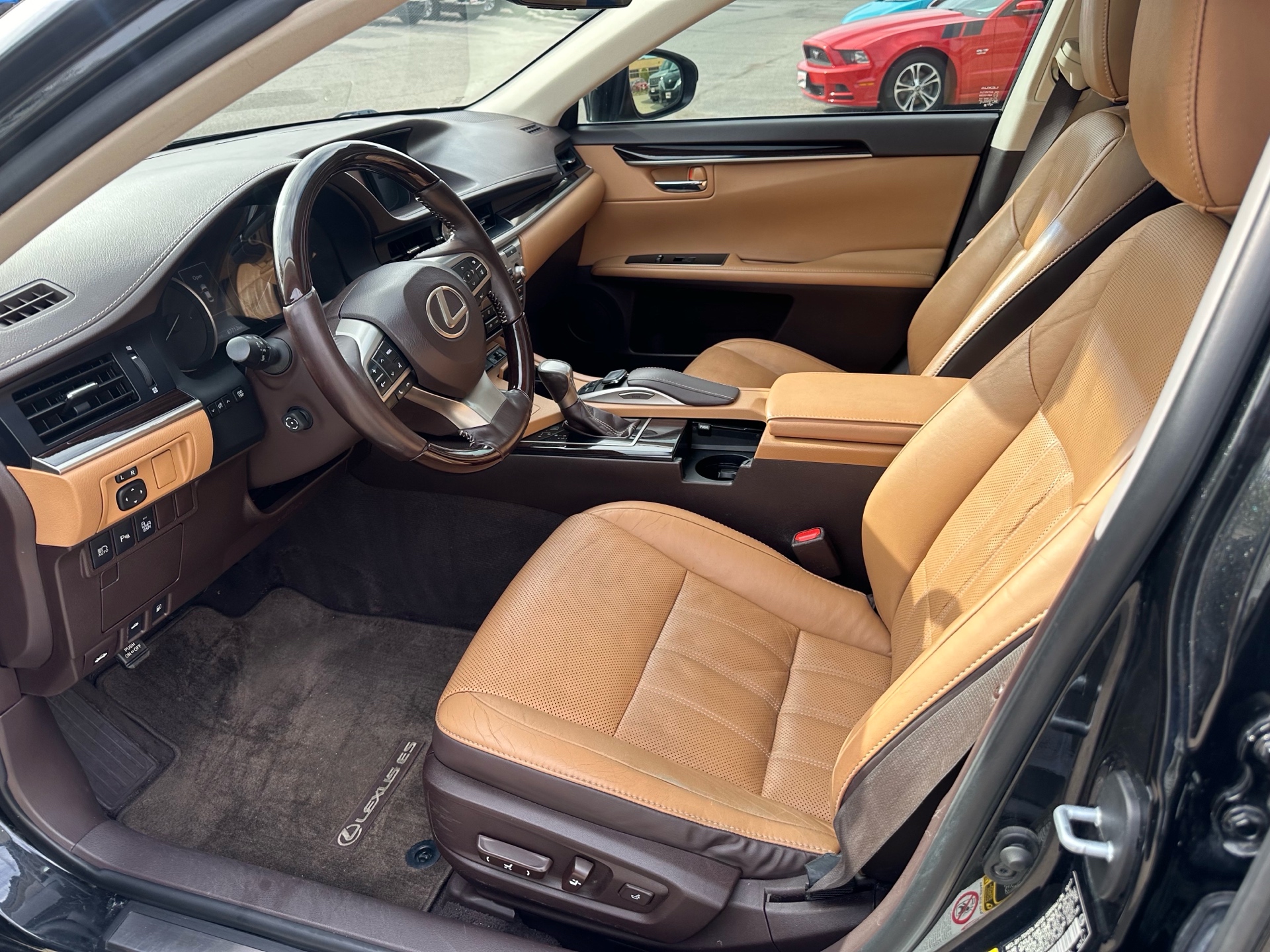 /houseofcars/2018-Lexus-ES-035065731279272816.jpg