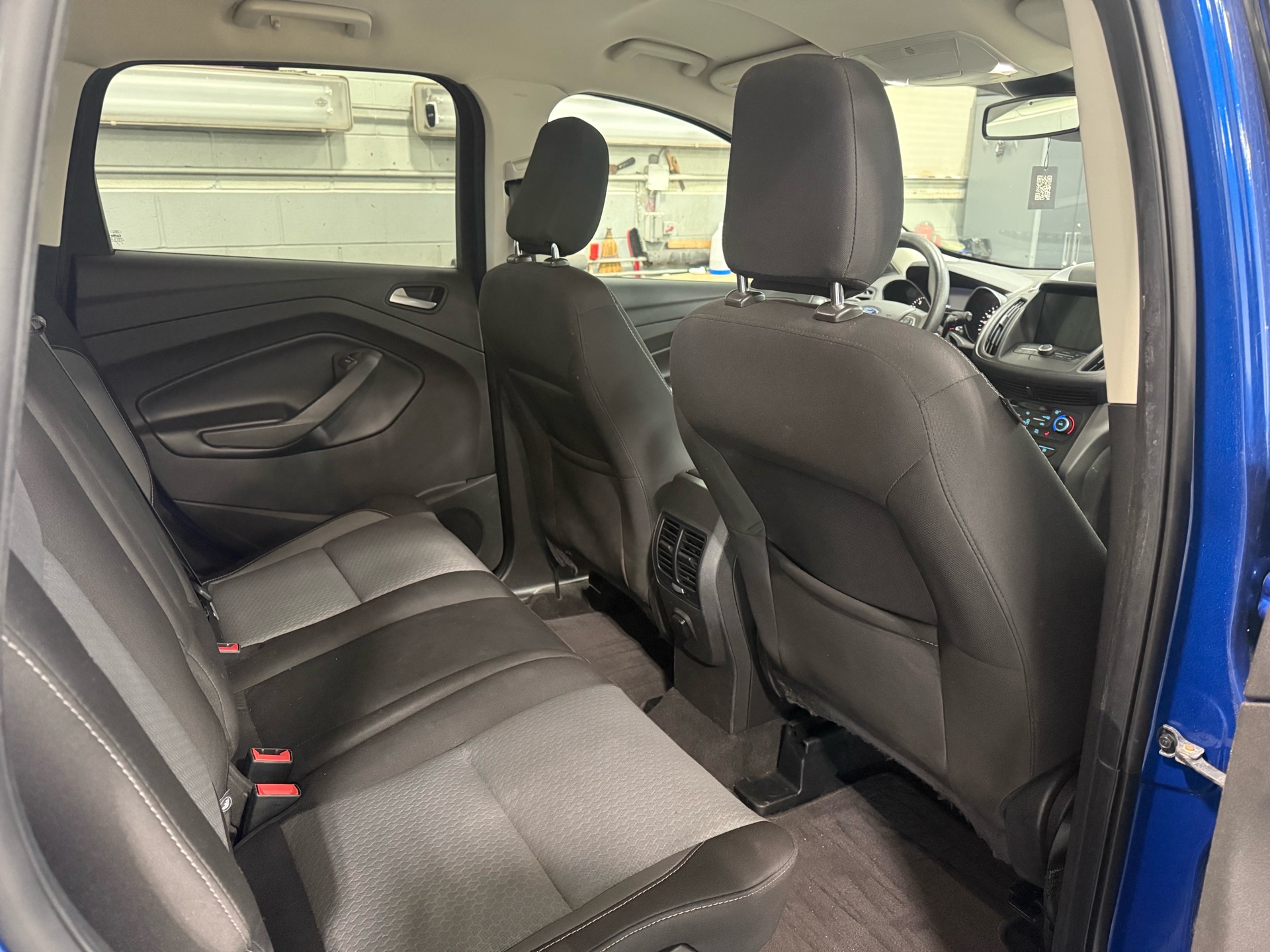 /houseofcars/2019-Ford-Escape-94093640700681.jpg