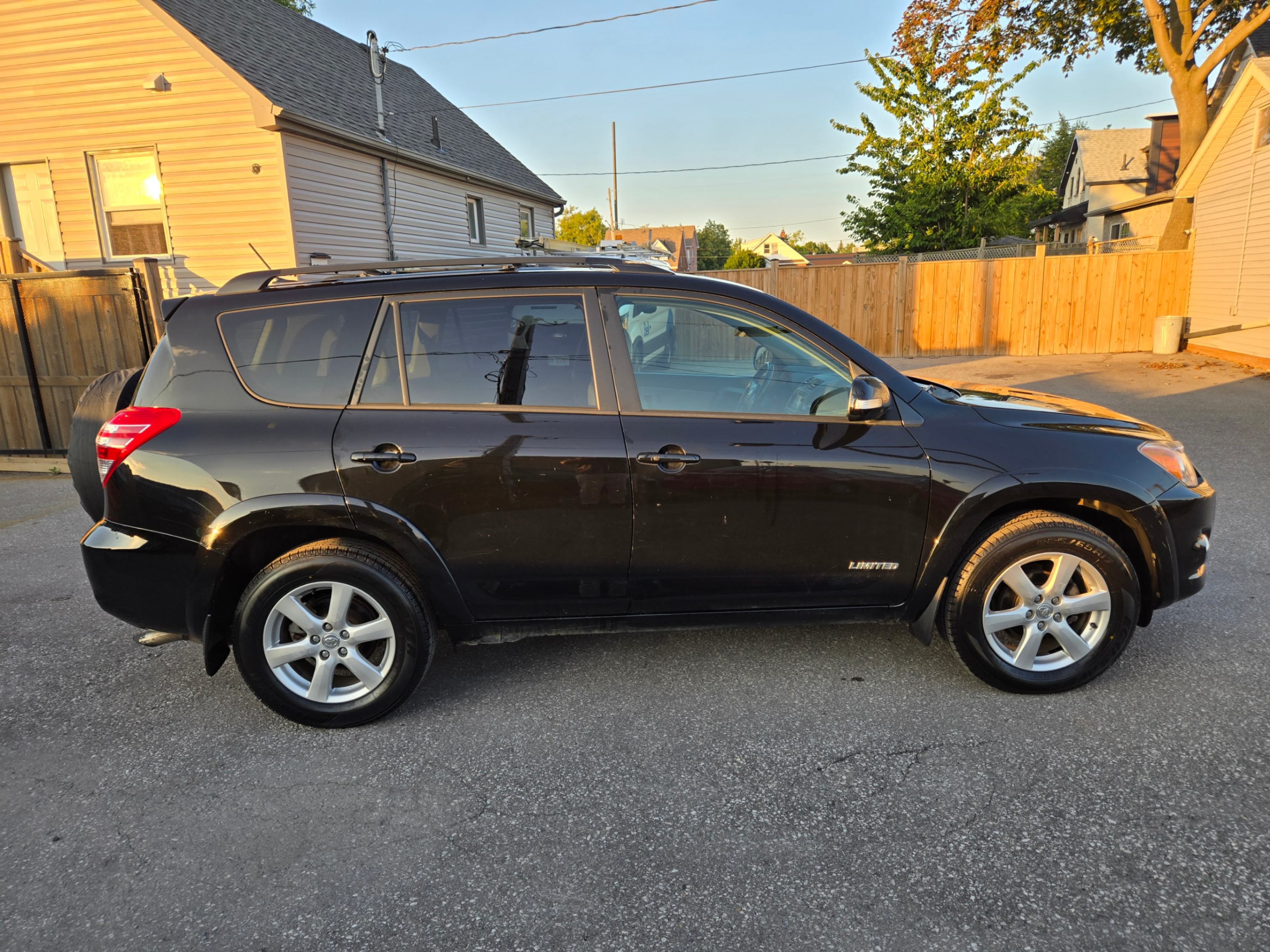 /hunsbroauto/2012-Toyota-RAV4-08591719460196279.jpg