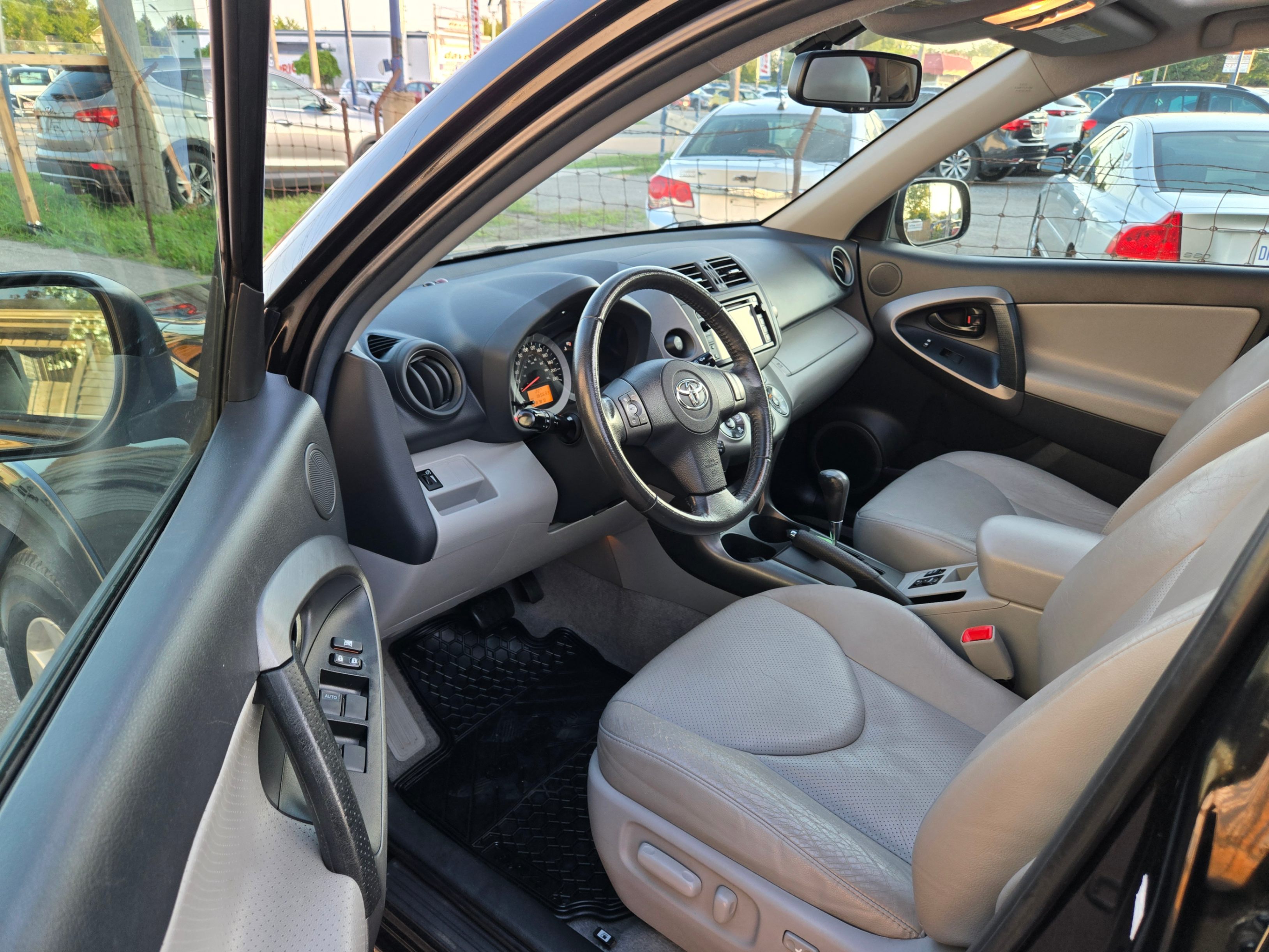 /hunsbroauto/2012-Toyota-RAV4-12230252855678714.jpg