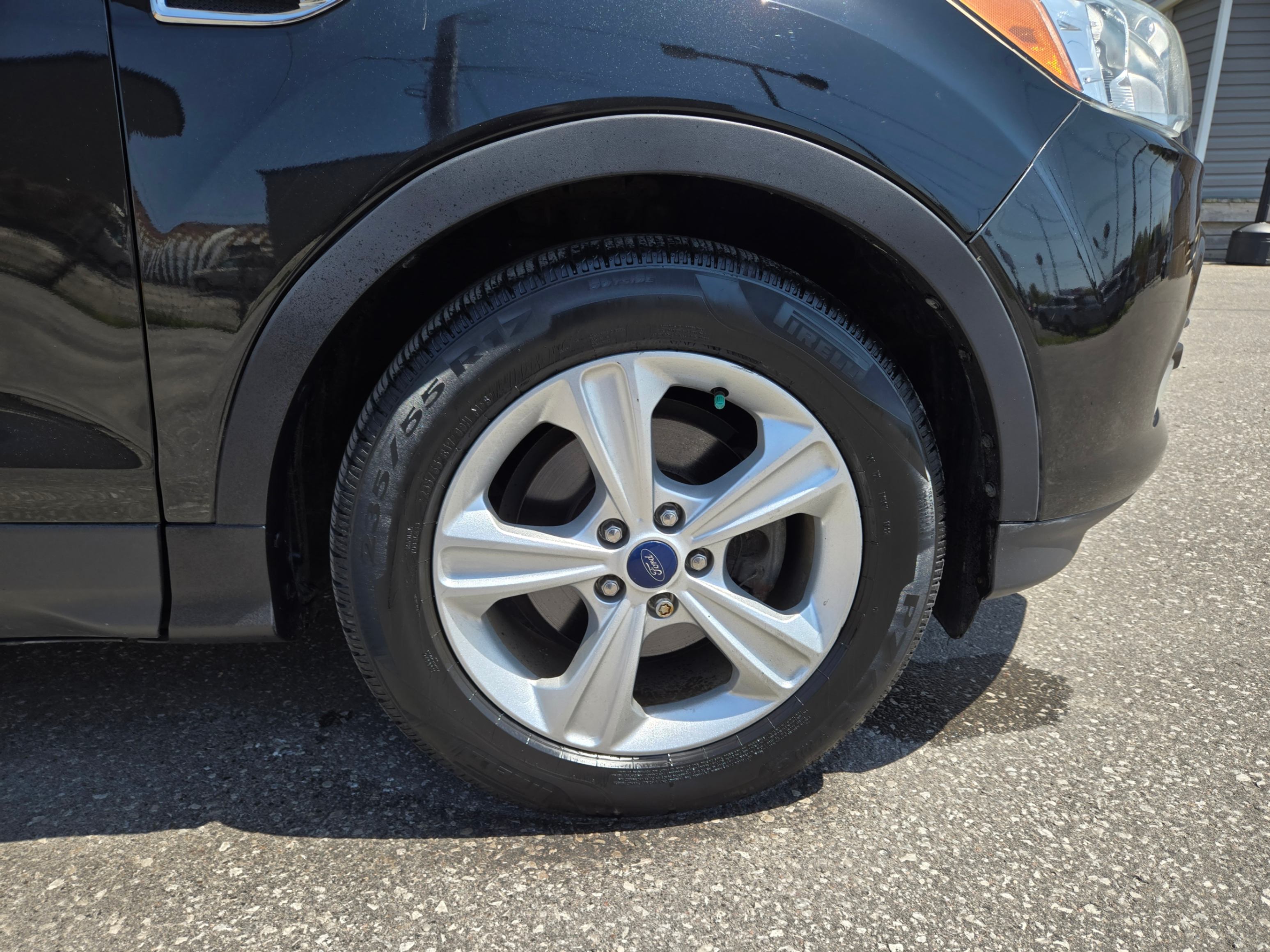 /hunsbroauto/2015-Ford-Escape-03618888208906146.jpg