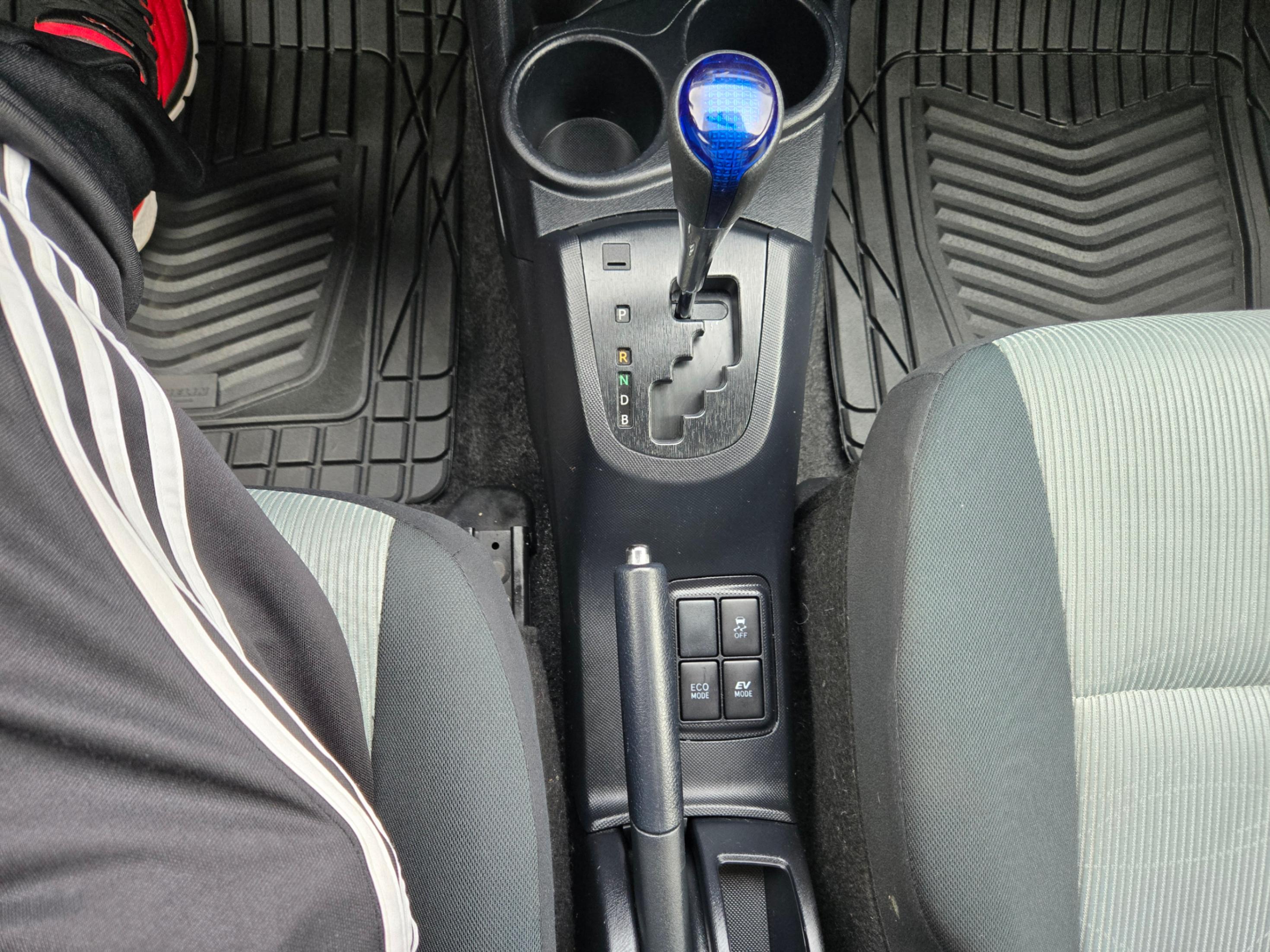 /hunsbroauto/2015-Toyota-PriusC-02465177361704818.jpg
