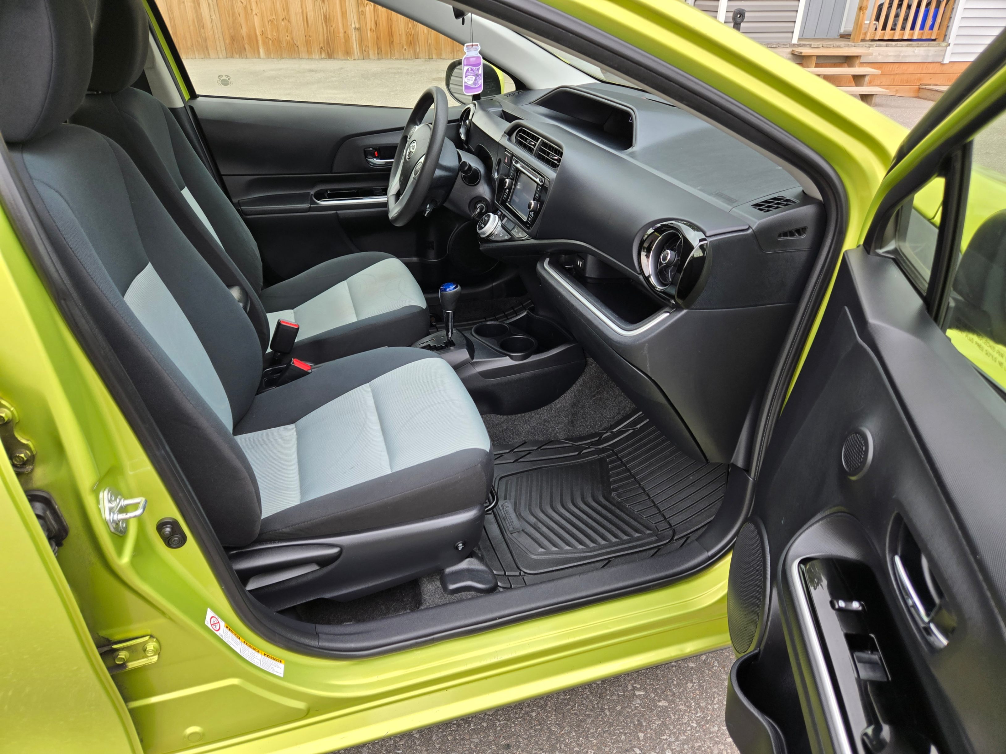 /hunsbroauto/2015-Toyota-PriusC-560501017978388.jpg