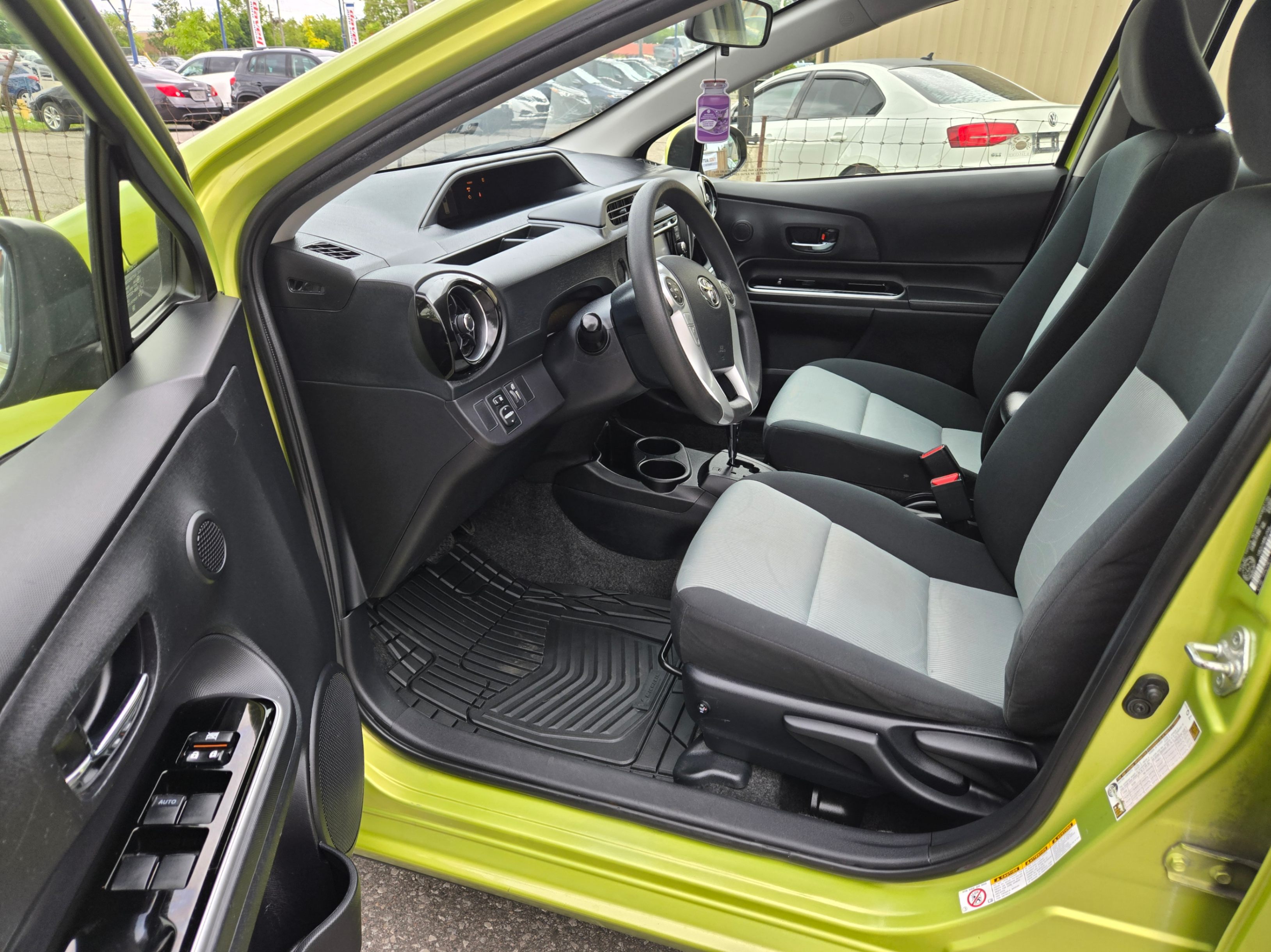 /hunsbroauto/2015-Toyota-PriusC-8961825352836044.jpg