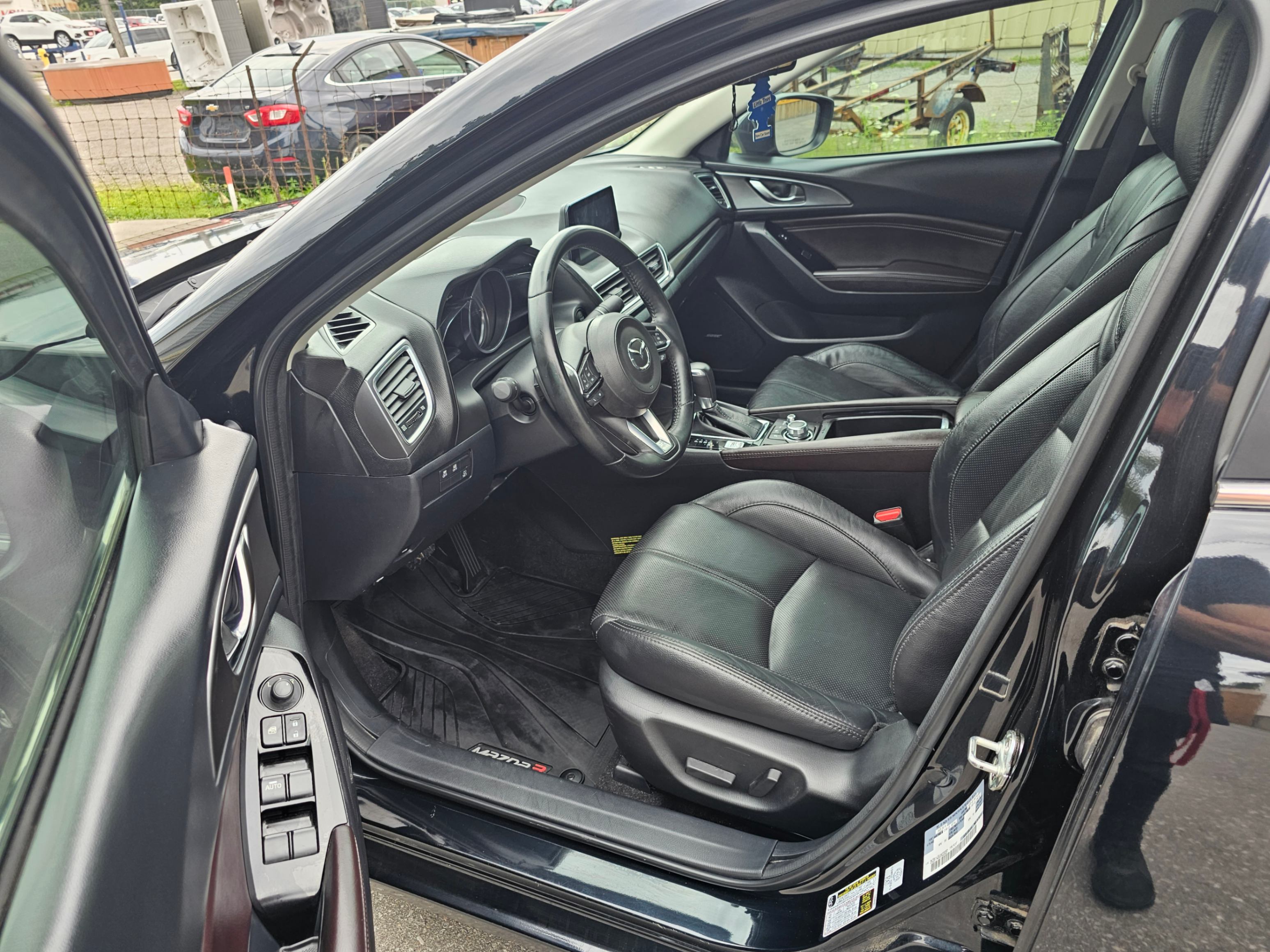/hunsbroauto/2018-Mazda-Mazda3-054796326221068004.jpg
