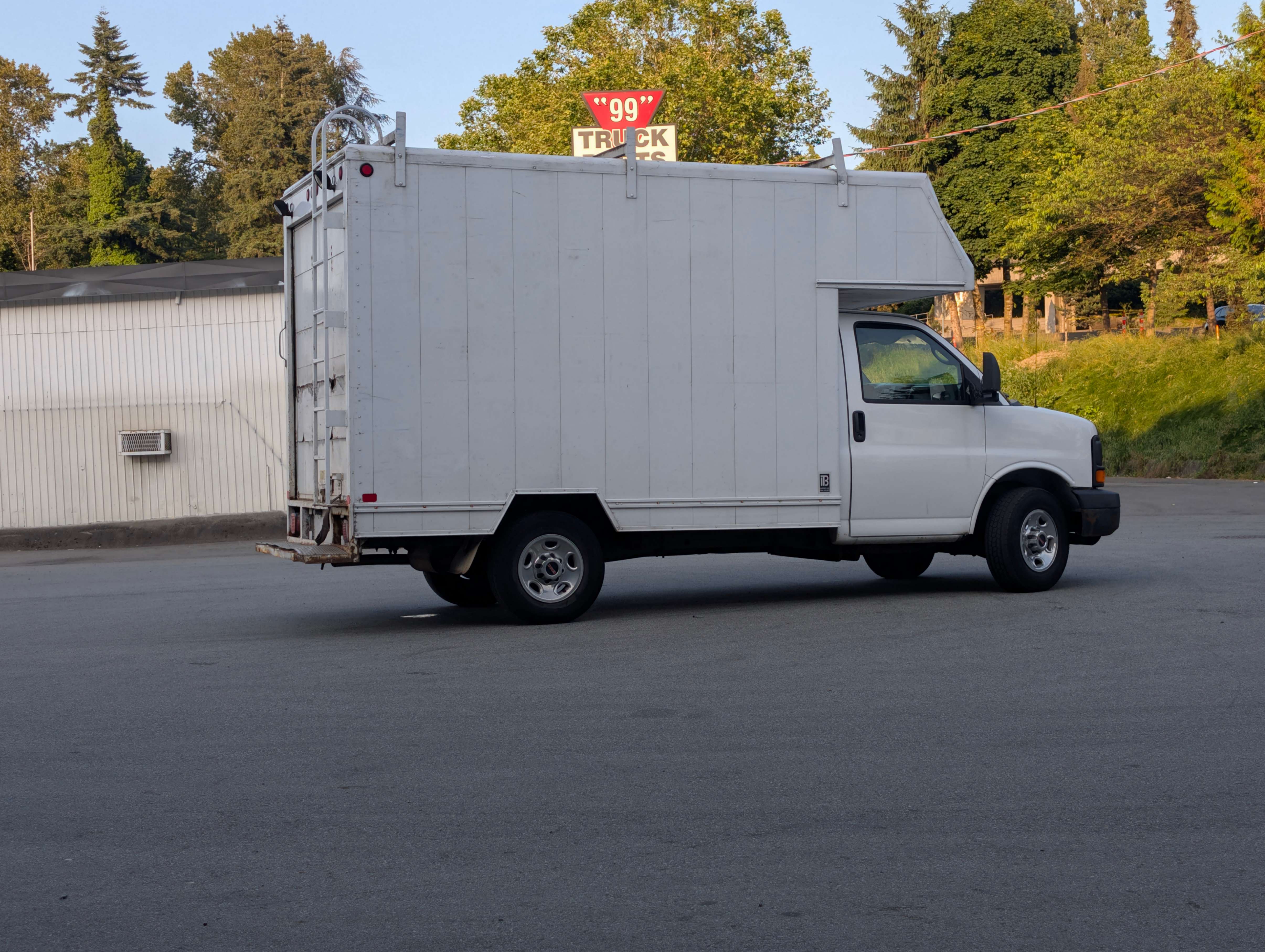 /joemotorltd1/2005-GMC-SavanaSpecial-4212847078168491.jpg