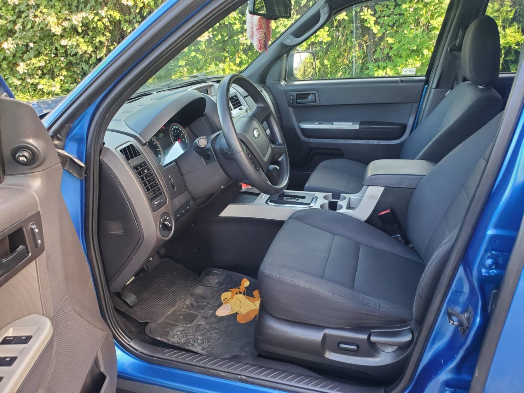 /joemotorltd1/2011-Ford-Escape-1766820887875642.jpg