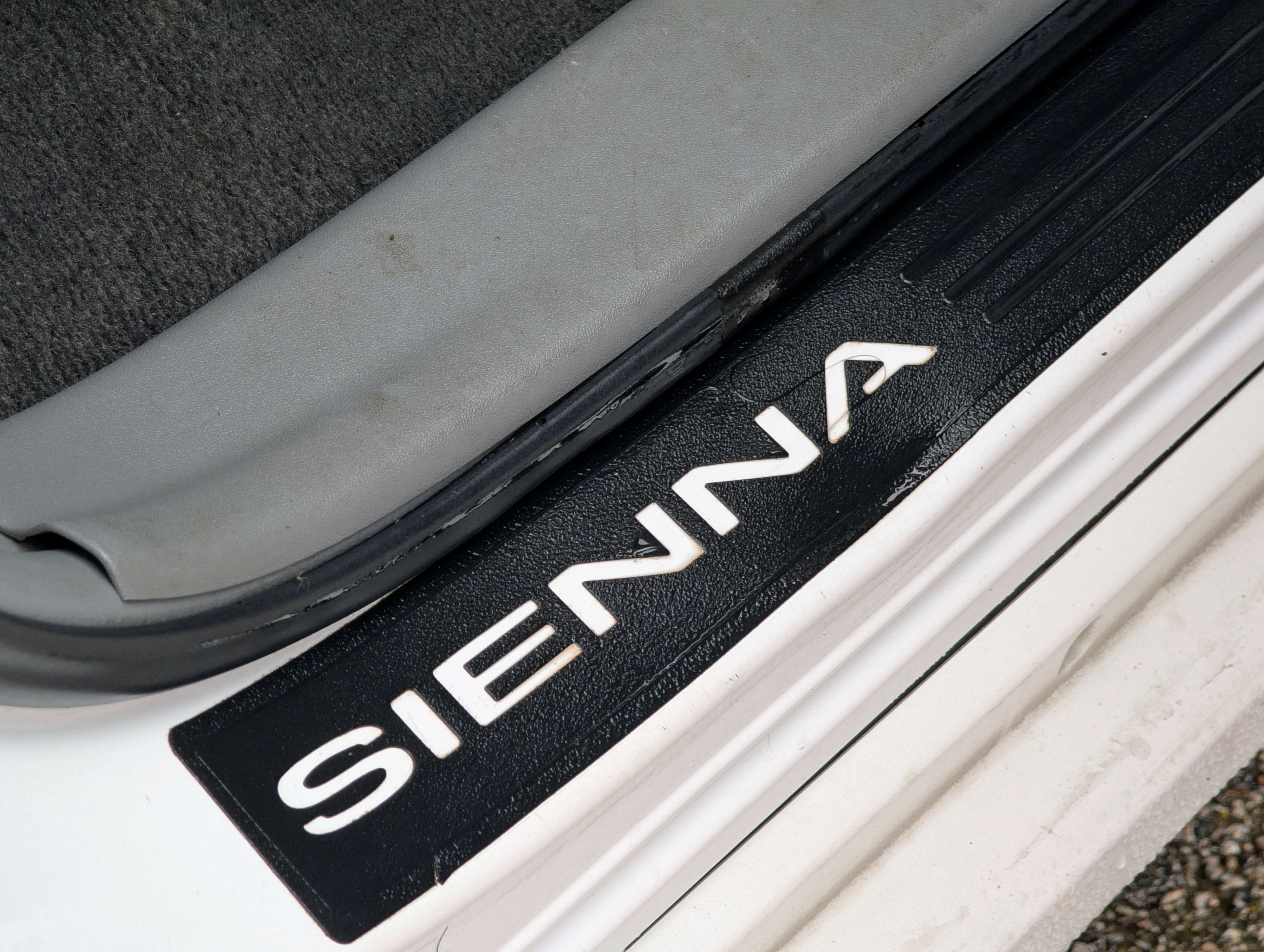 /joemotorltd1/2011-Toyota-Sienna-960519616177117.jpg
