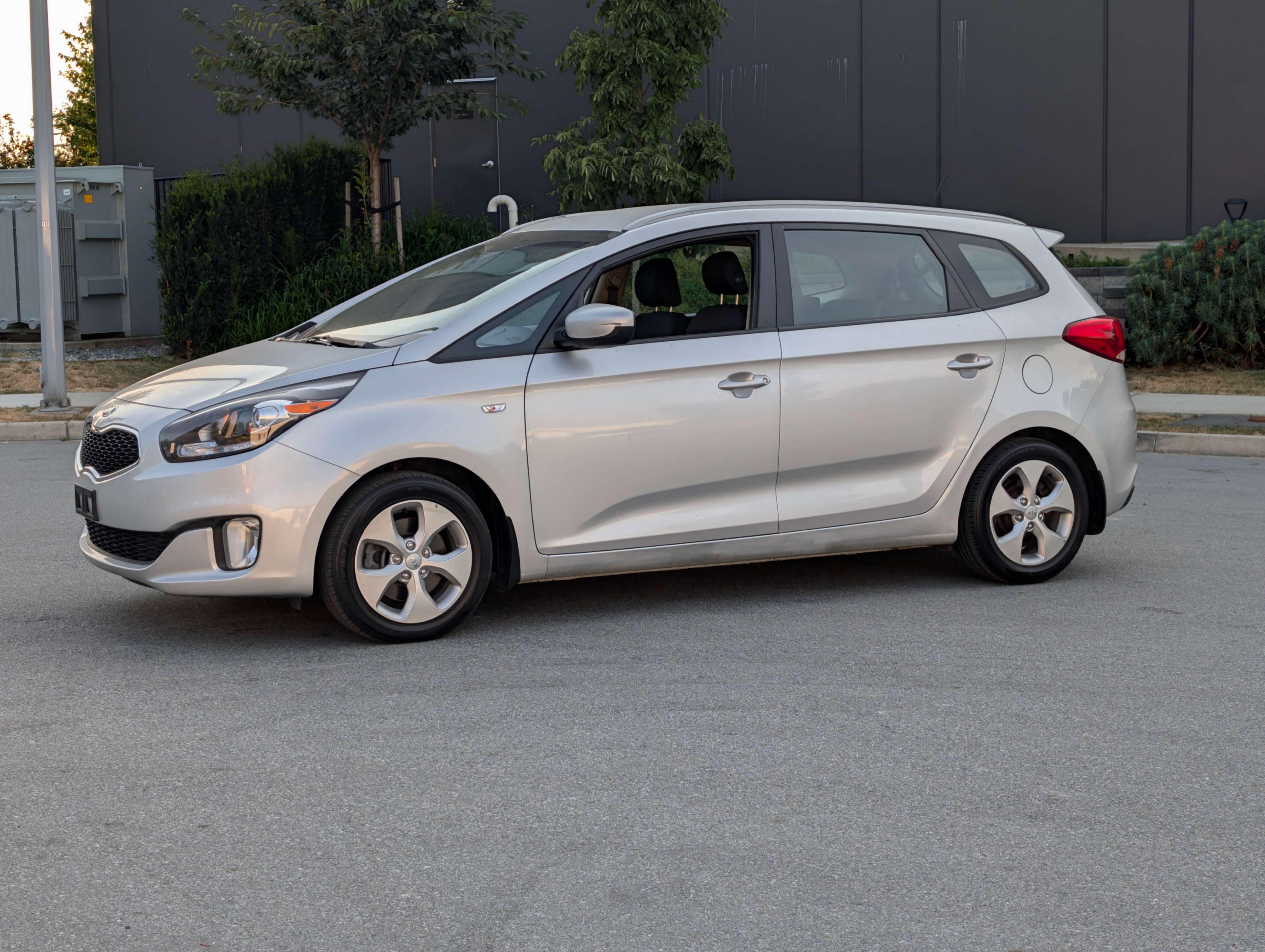 /joemotorltd1/2016-Kia-Rondo-4658954667210413.jpg
