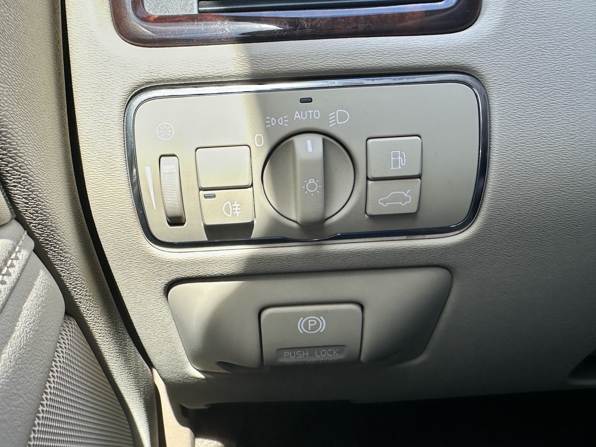 /klautosales/2014-Volvo-XC70-2500062676413348.jpg