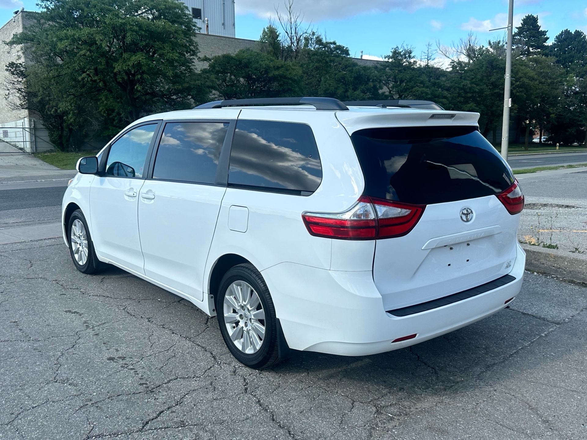 /klautosales/2015-Toyota-Sienna-021135066637400834.jpg