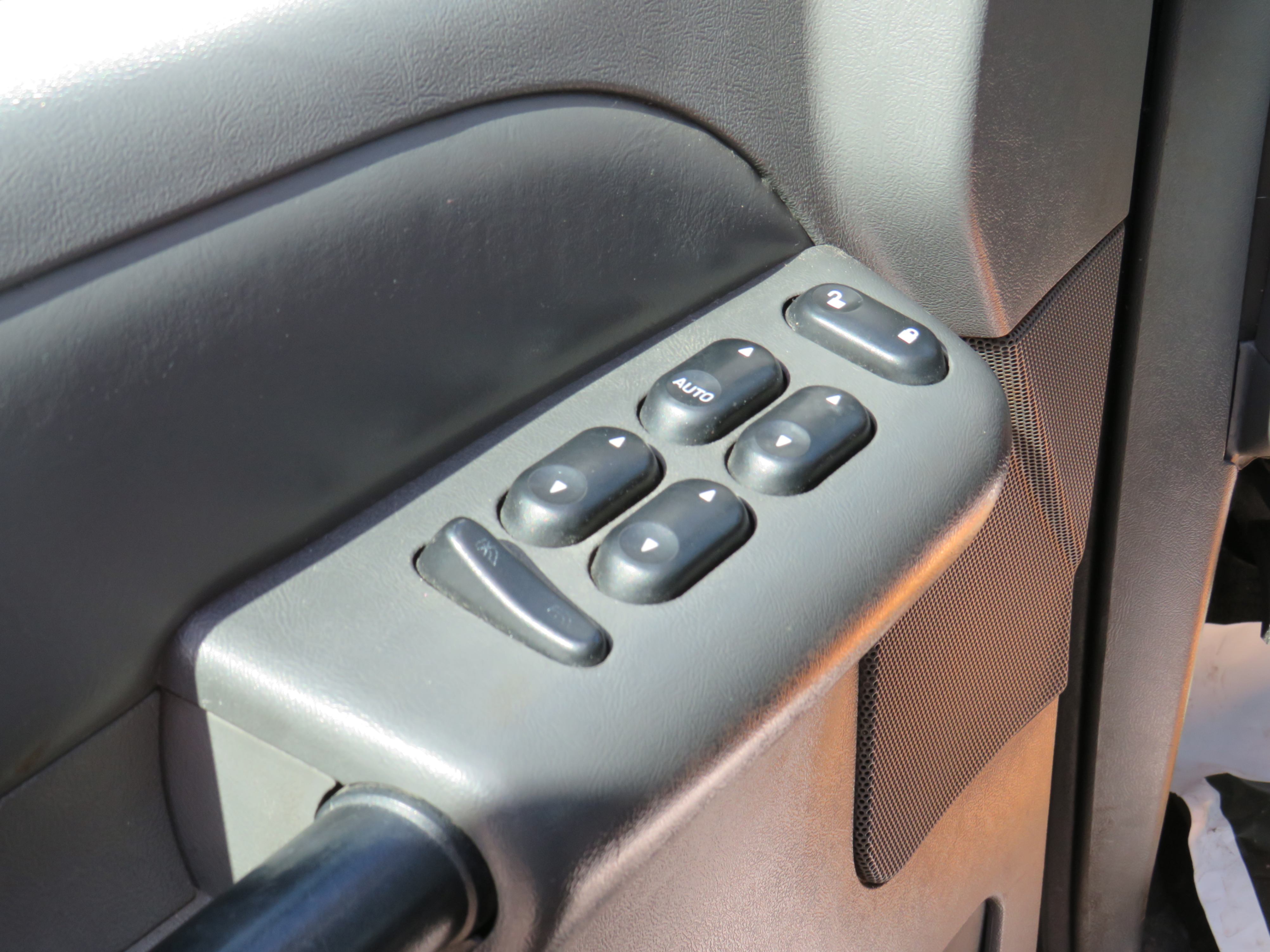 /laautomotive/2004-Ford-ExplorerSport-9542063719235339.jpg