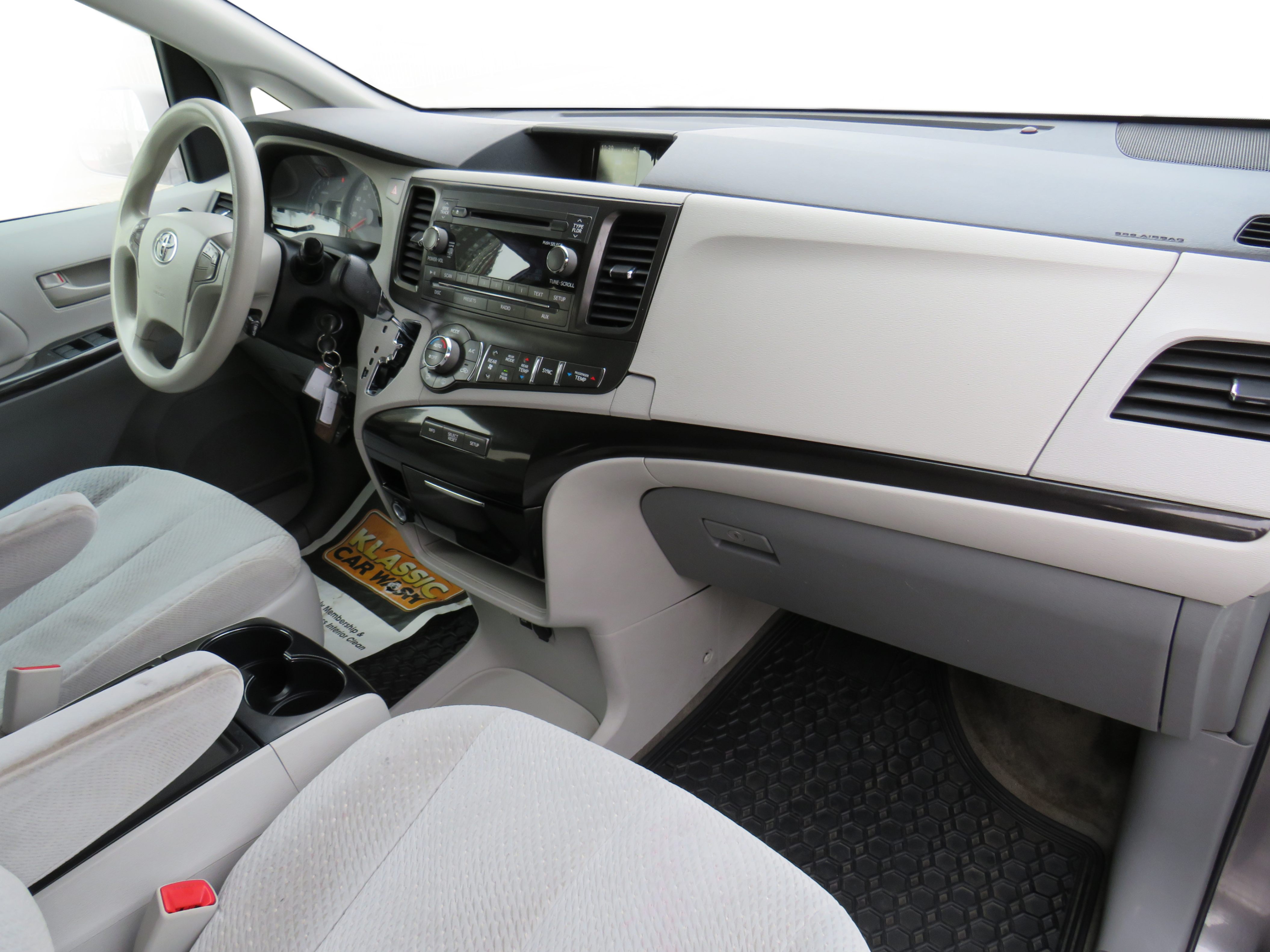 /laautomotive/2013-Toyota-Sienna-13705808123127894.jpg