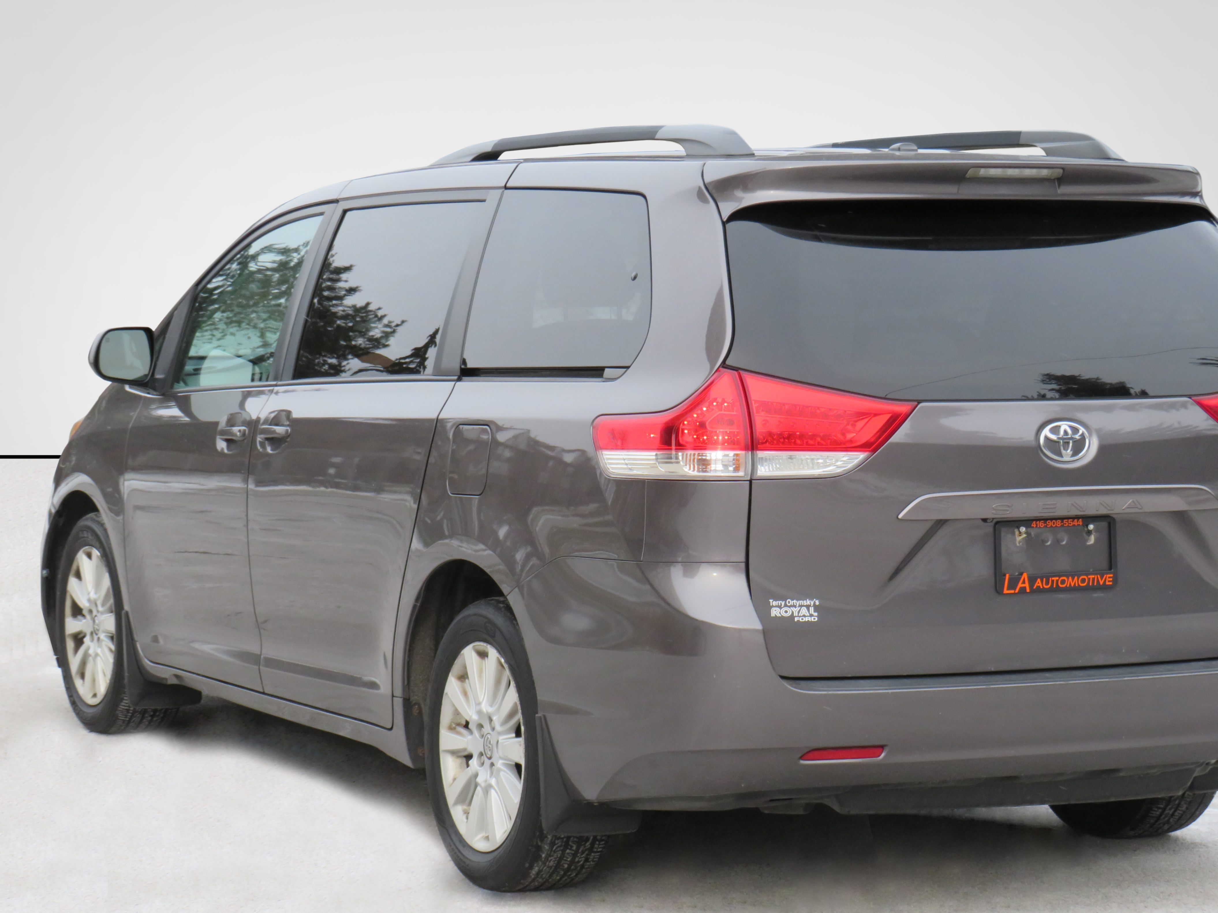 /laautomotive/2013-Toyota-Sienna-365468097673334.jpg