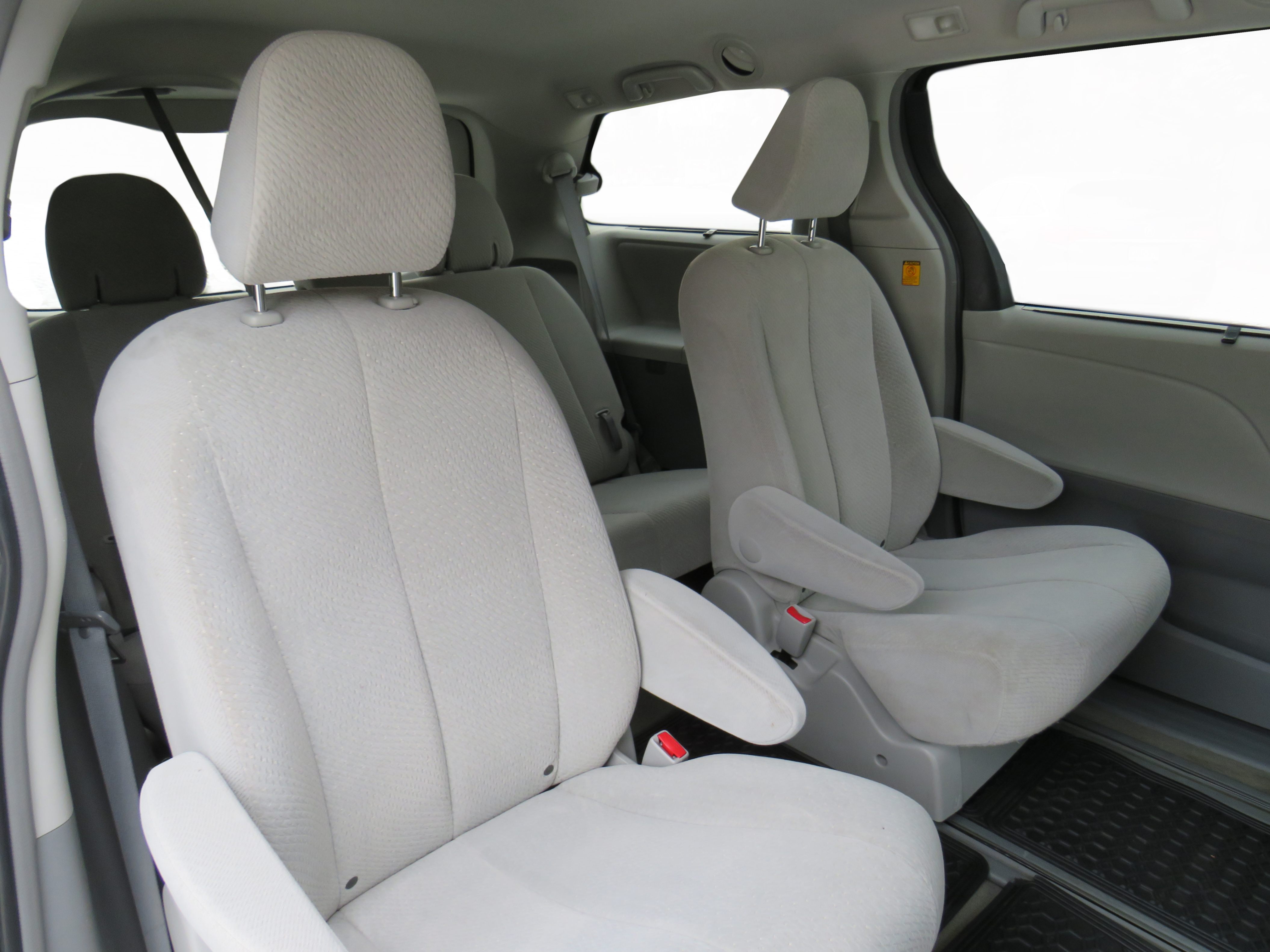 /laautomotive/2013-Toyota-Sienna-8719490861865529.jpg