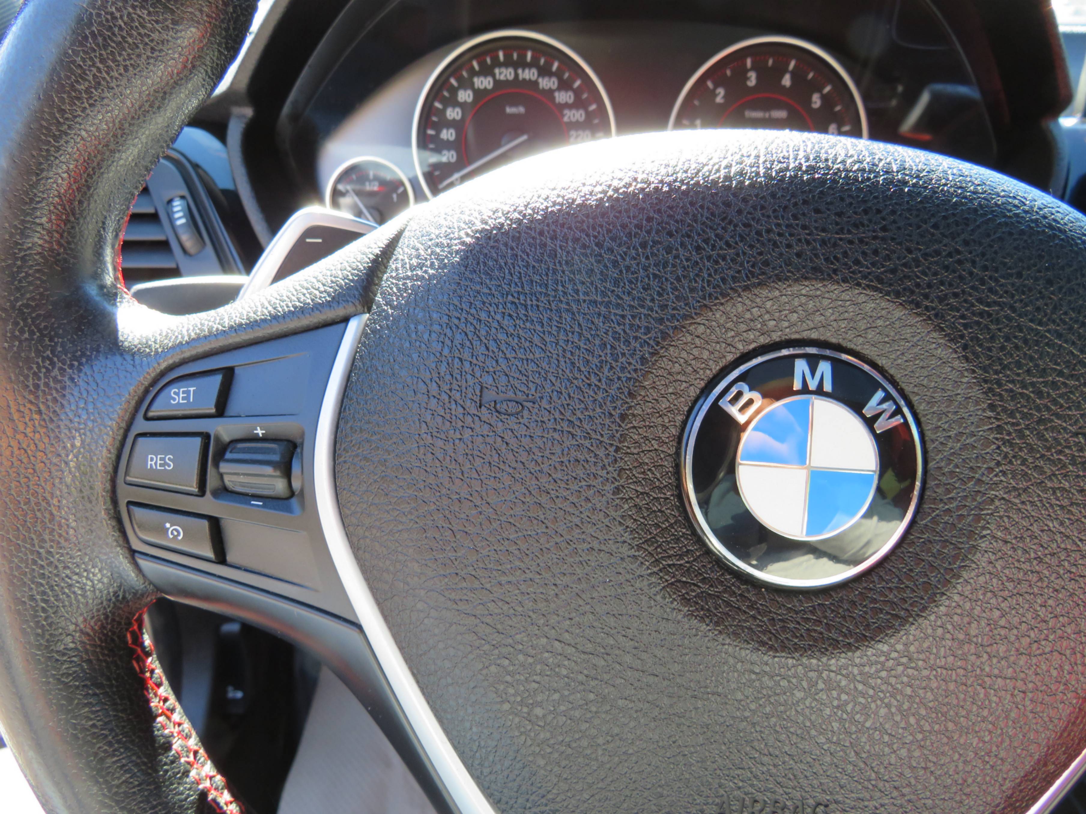 /laautomotive/2015-BMW-3Series-023307719966347173.jpg