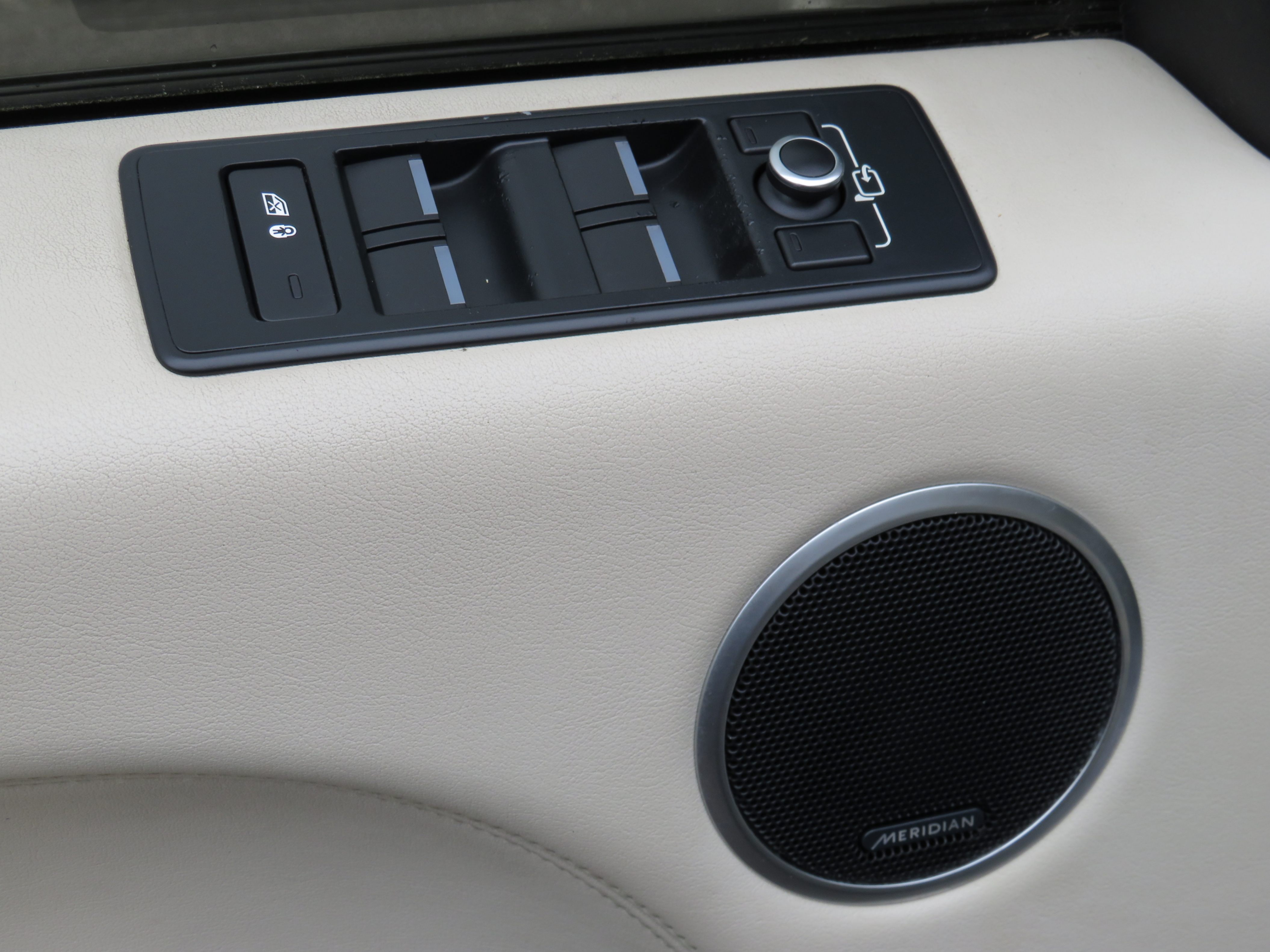 /laautomotive/2017-LandRover-RangeRover-27180653756551054.jpg