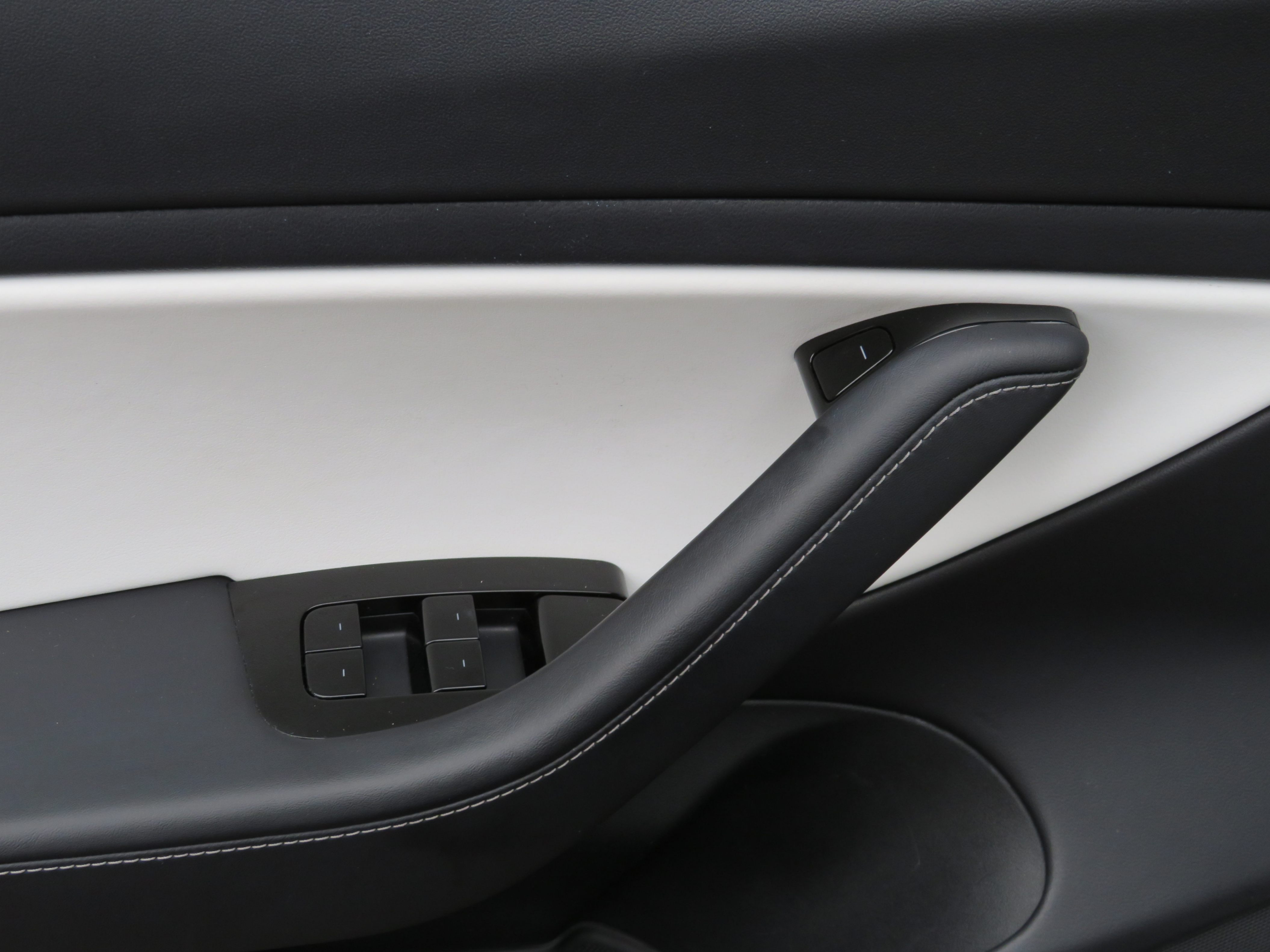 /laautomotive/2018-Tesla-Model3-416744931246255.jpg