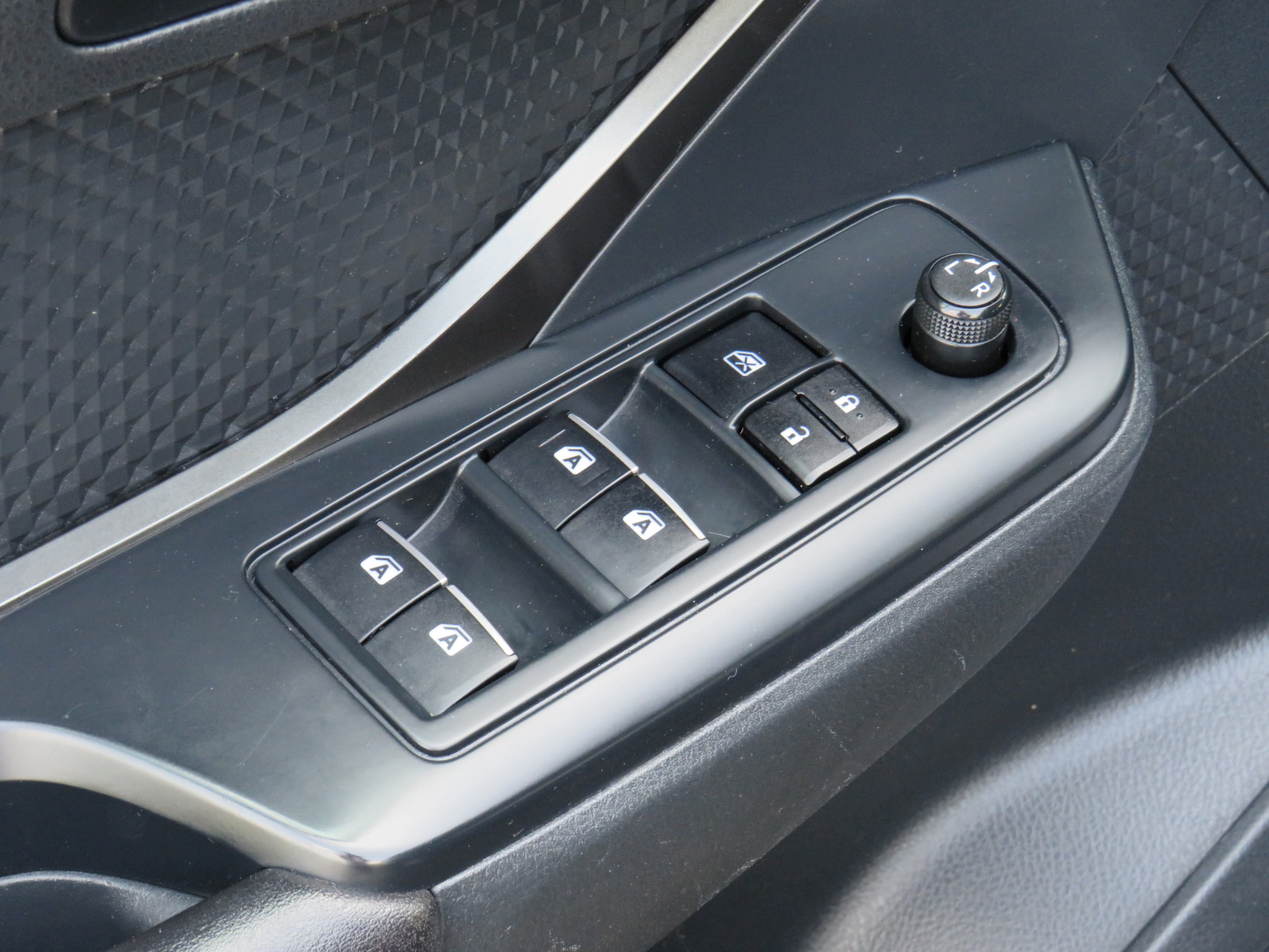 /laautomotive/2018-Toyota-C-HR-07101482248188096.jpg