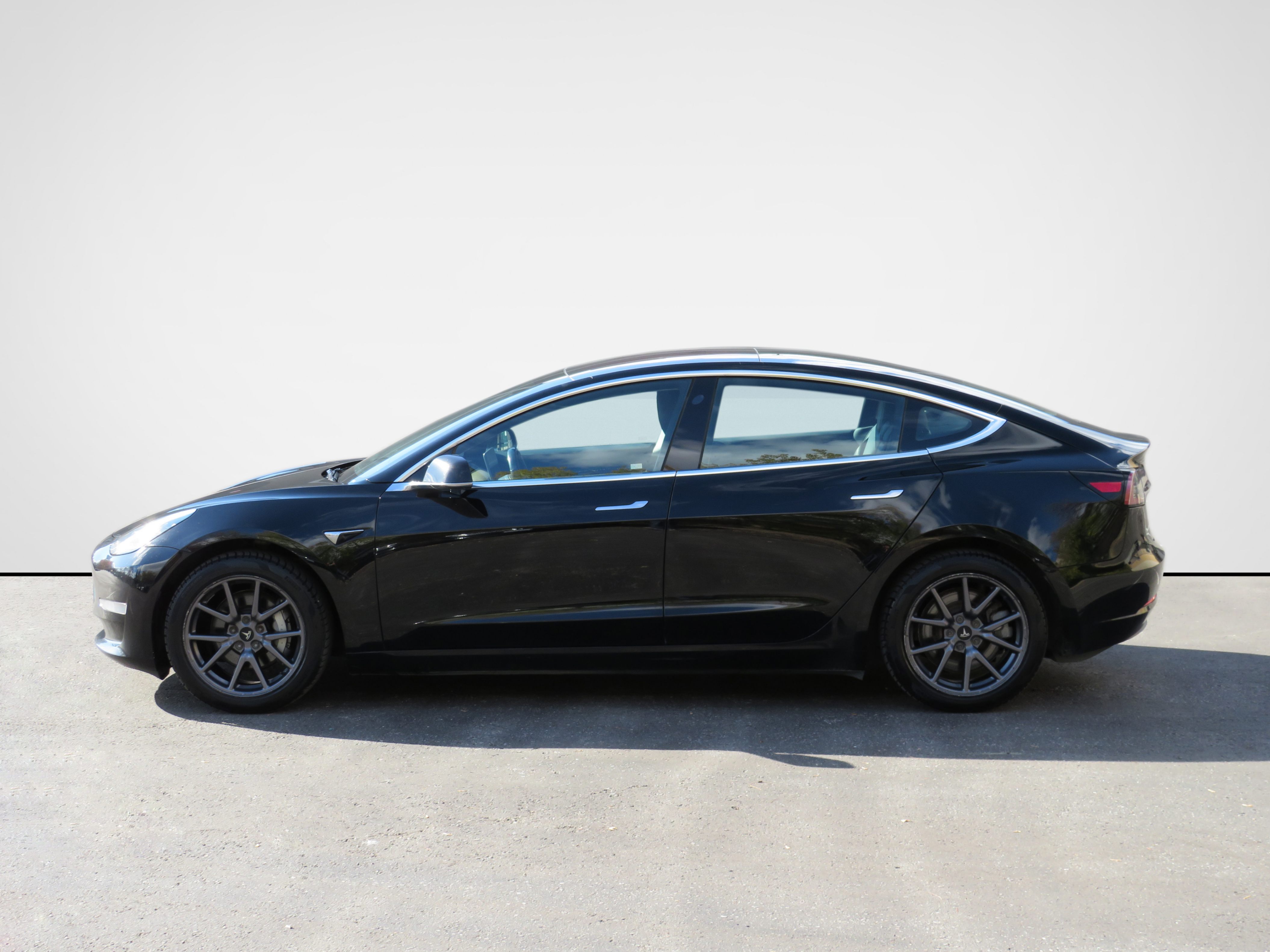 /laautomotive/2019-Tesla-Model3-4435767870503722.jpg