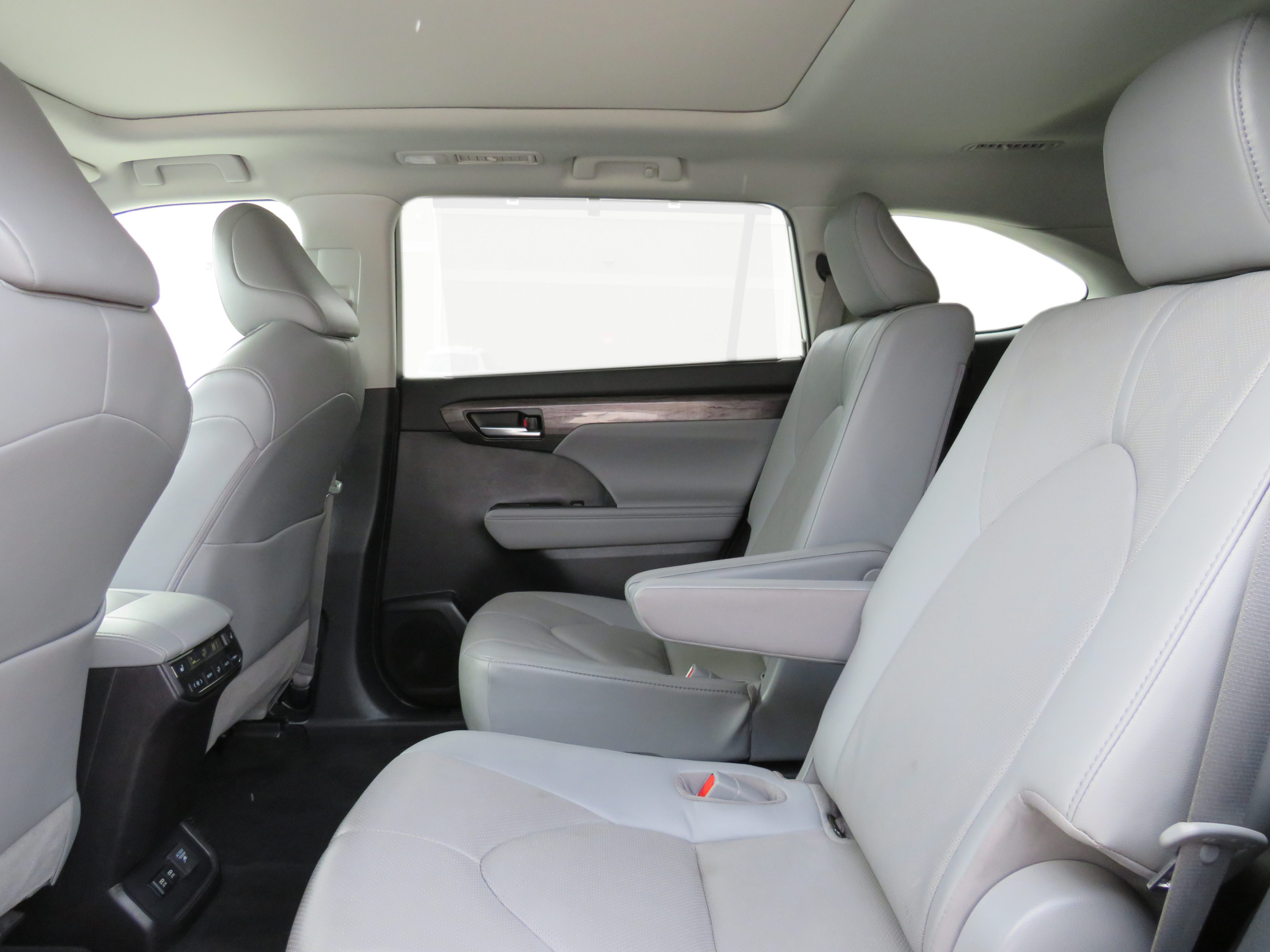 /laautomotive/2020-Toyota-Highlander-12910995389217472.jpg