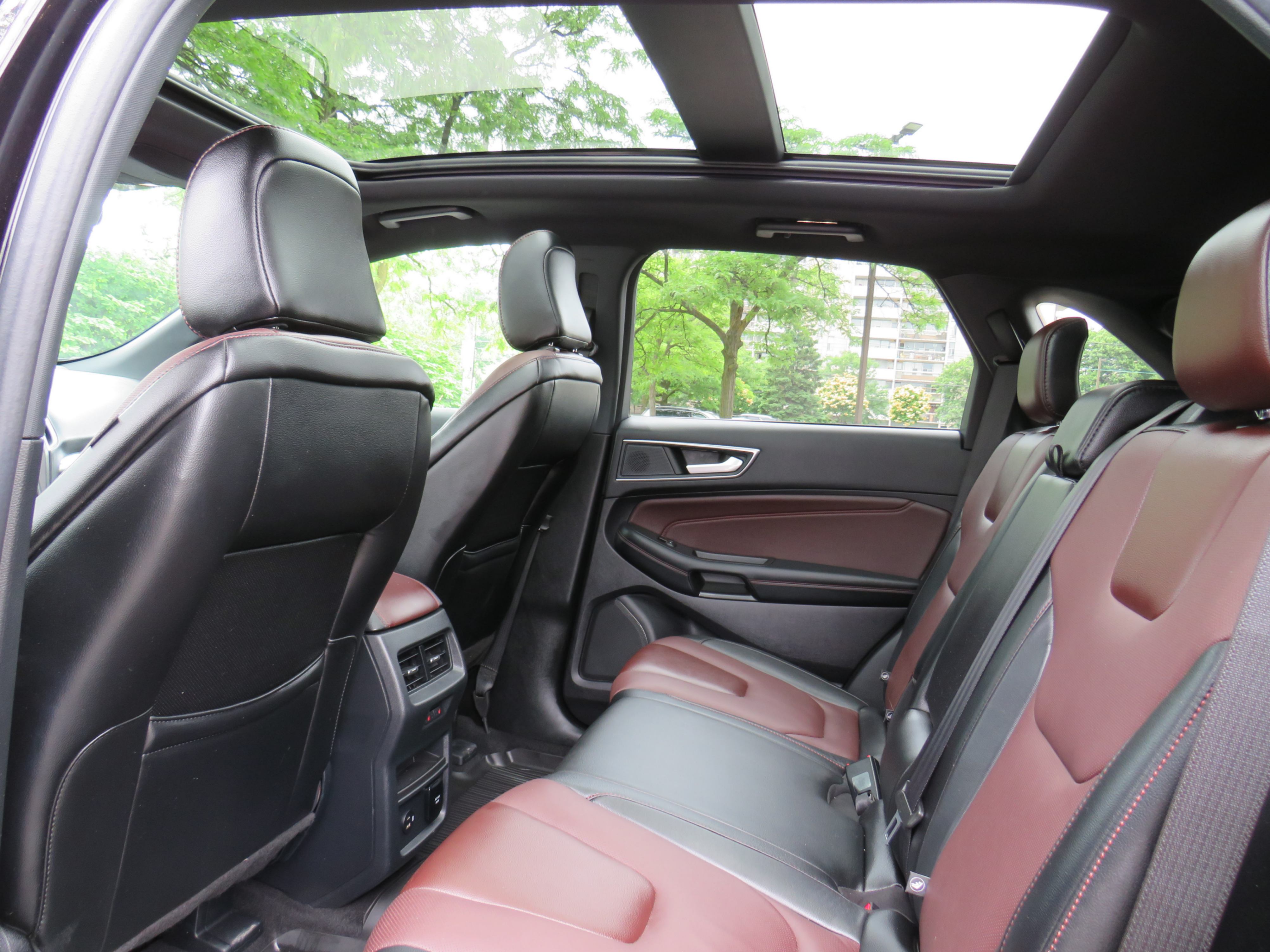 /laautomotive/2021-Ford-Edge-034773838632680576.jpg
