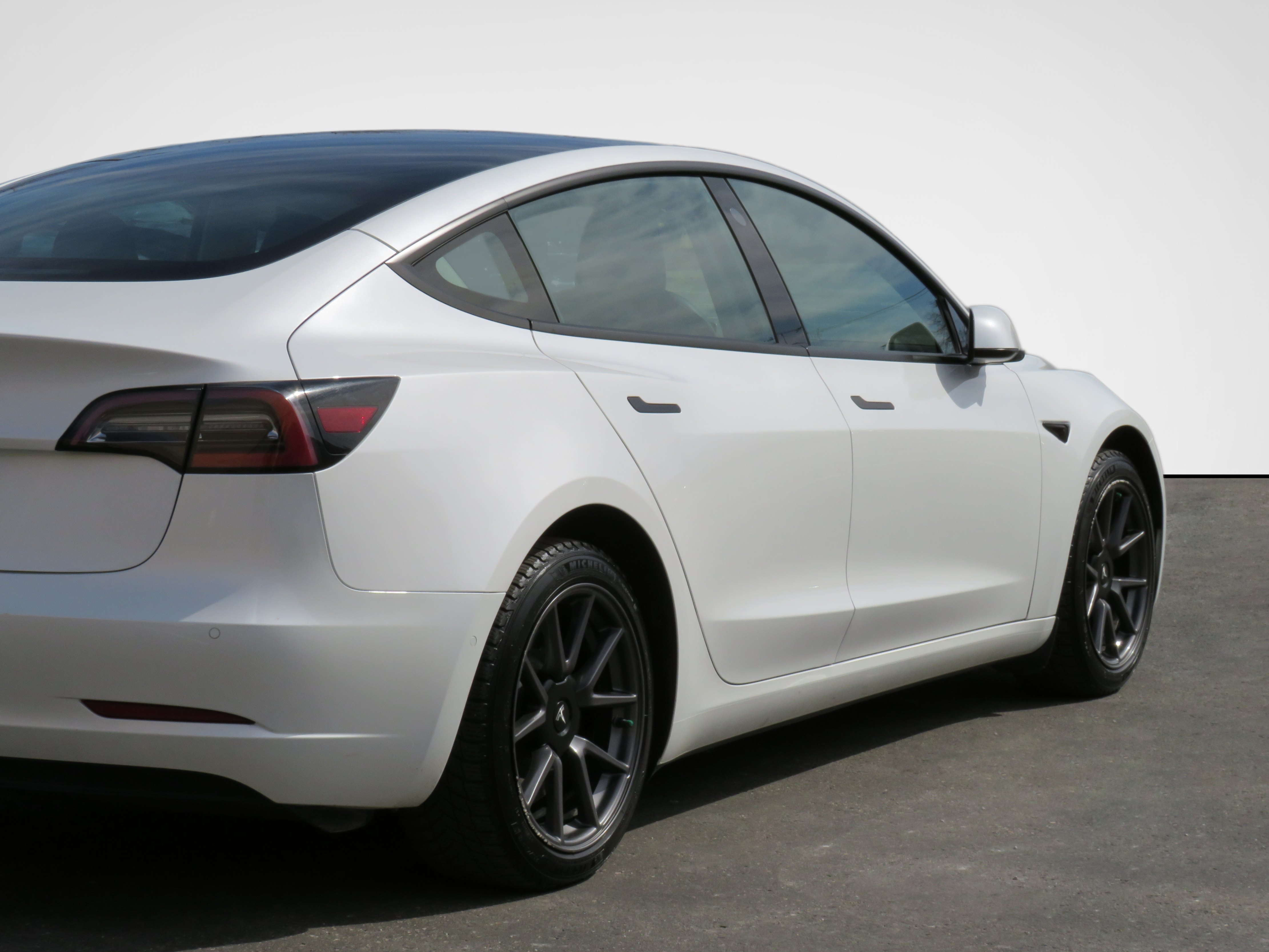 /laautomotive/2021-Tesla-Model3-4181223388431248.jpg