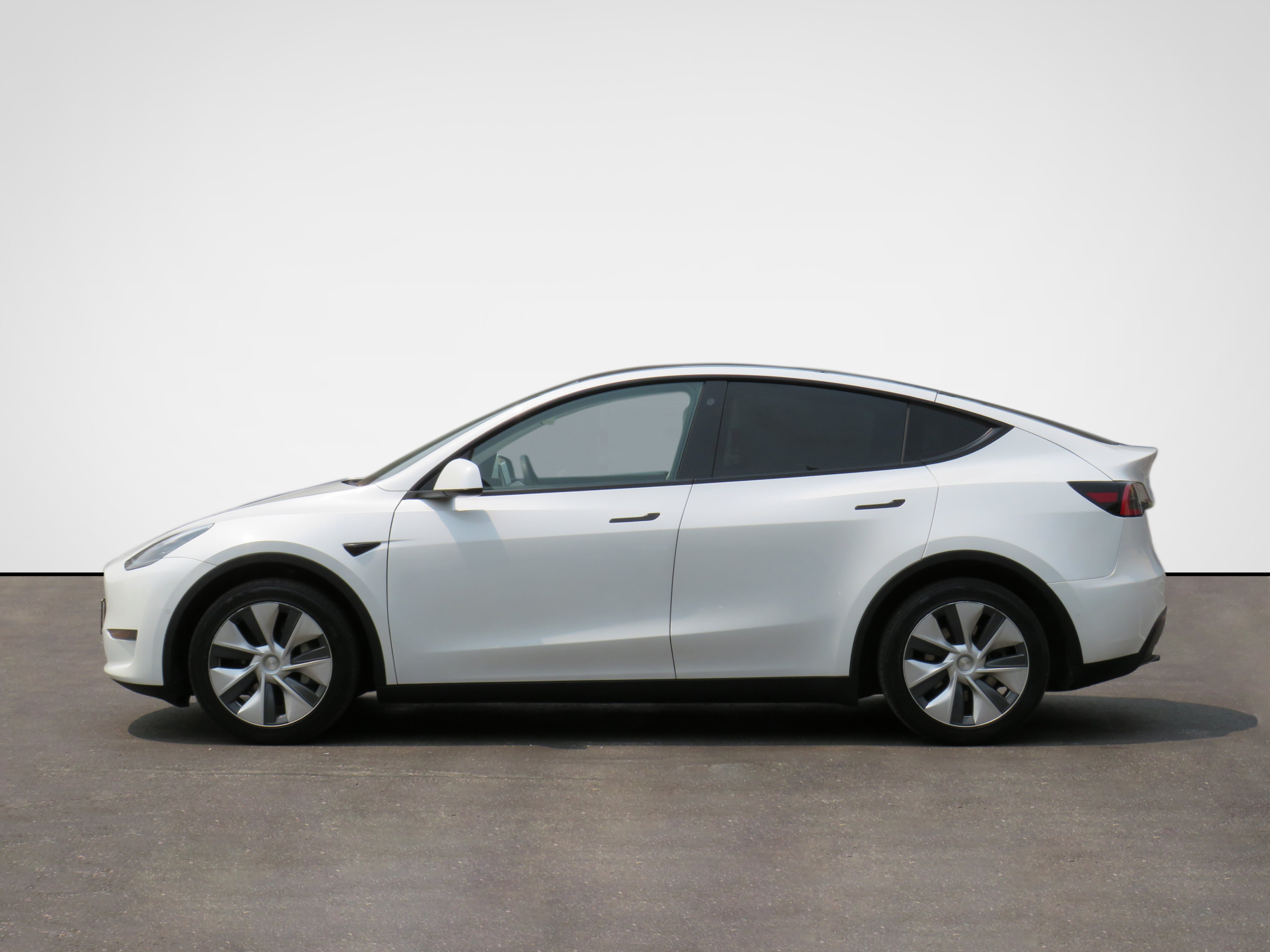 /laautomotive/2021-Tesla-ModelY-21921912237483743.jpg
