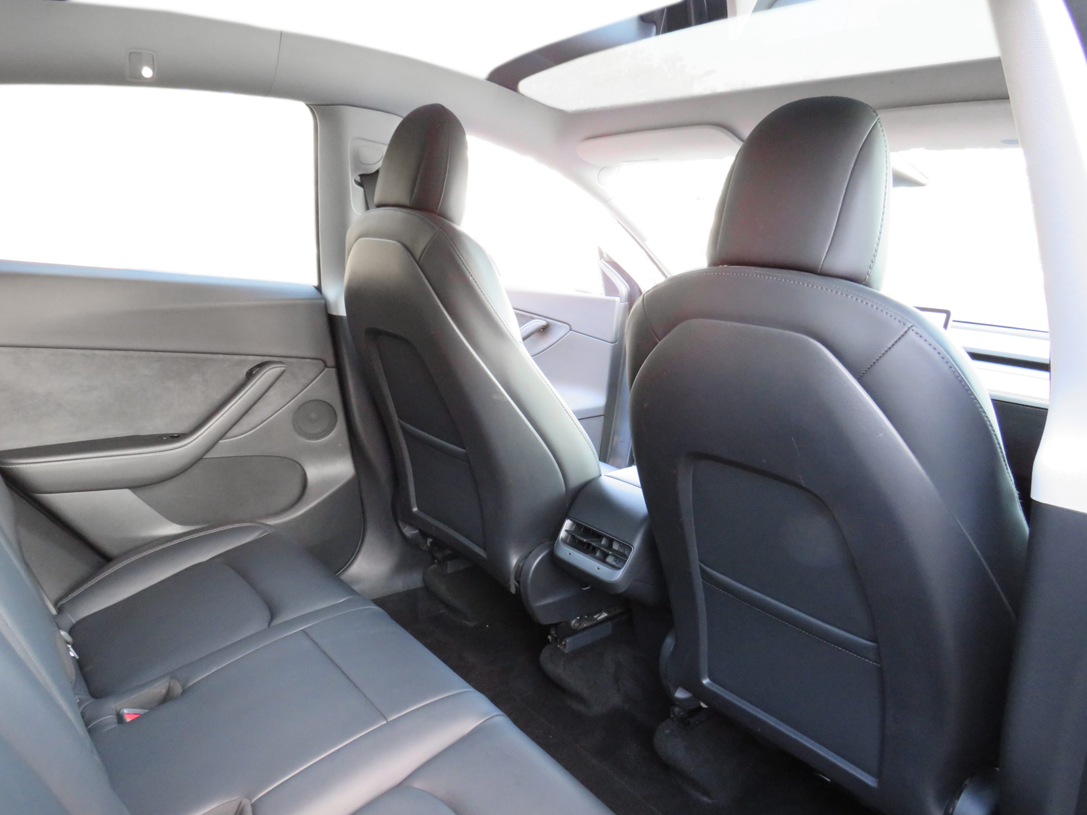 /laautomotive/2021-Tesla-ModelY-8785764297983876.jpg