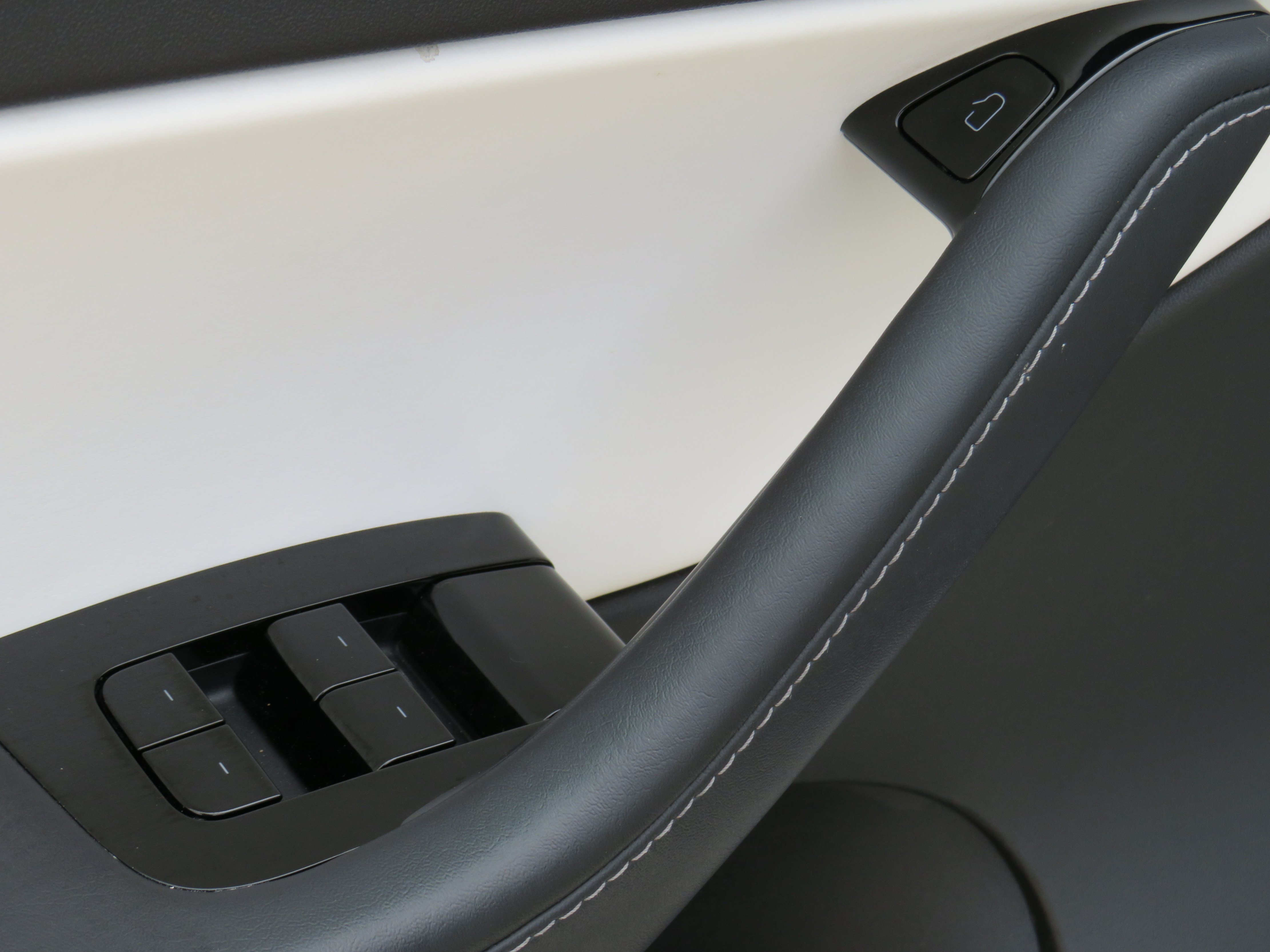 /laautomotive/2021-Tesla-ModelY-9167399772341875.jpg