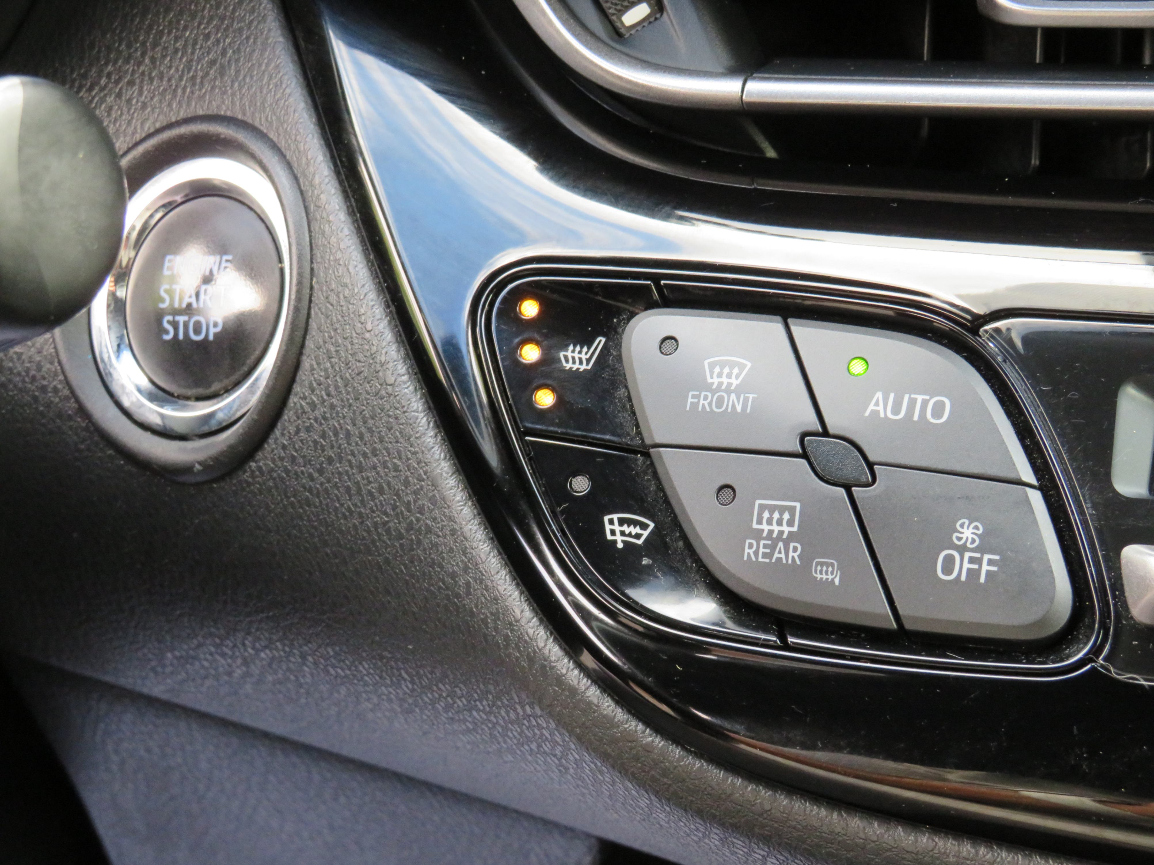 /laautomotive/2021-Toyota-C-HR-48865221162435013.jpg