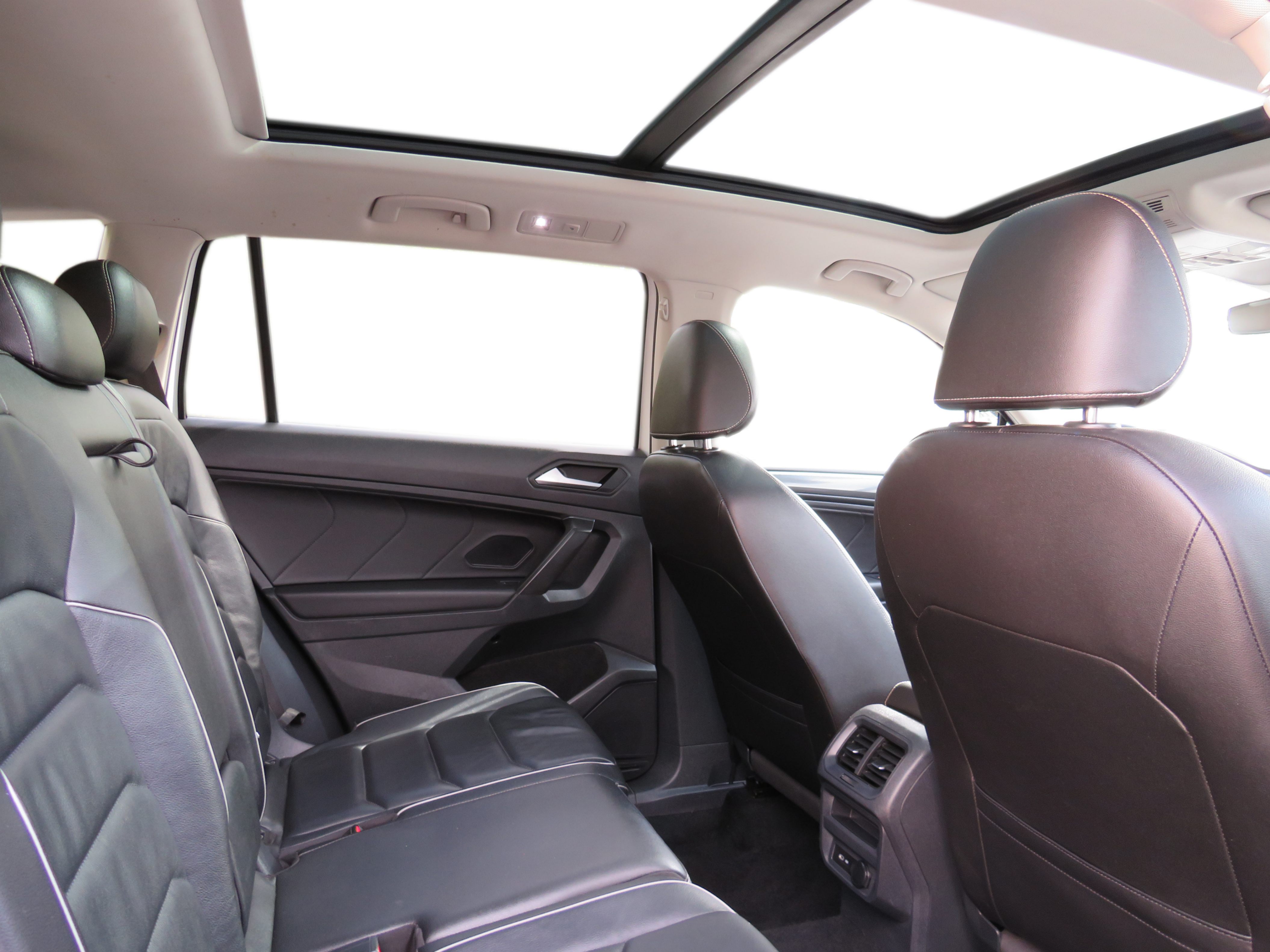 /laautomotive/2021-Volkswagen-Tiguan-23390182463530995.jpg