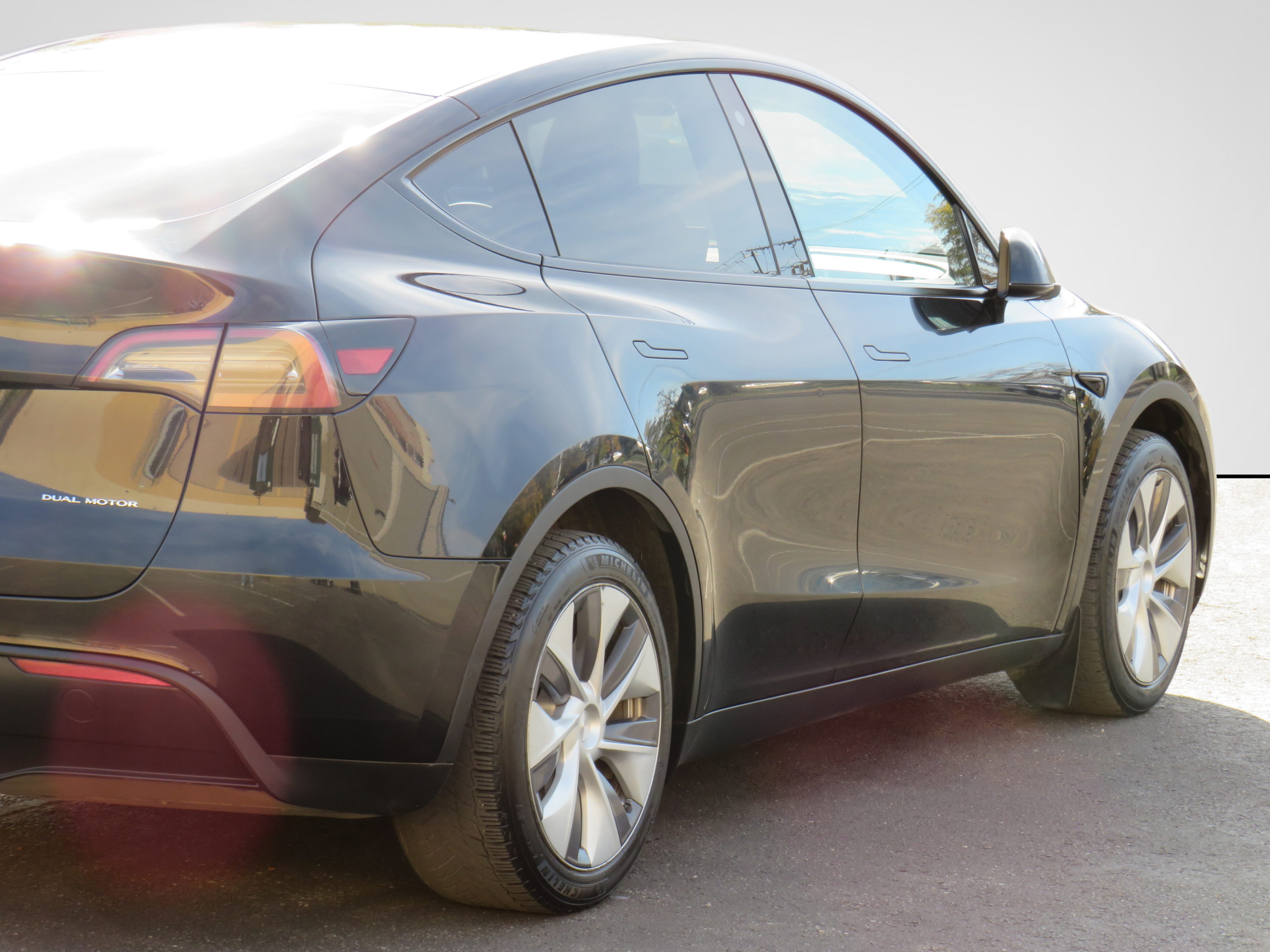 /laautomotive/2023-Tesla-ModelY-6432171789939625.jpg