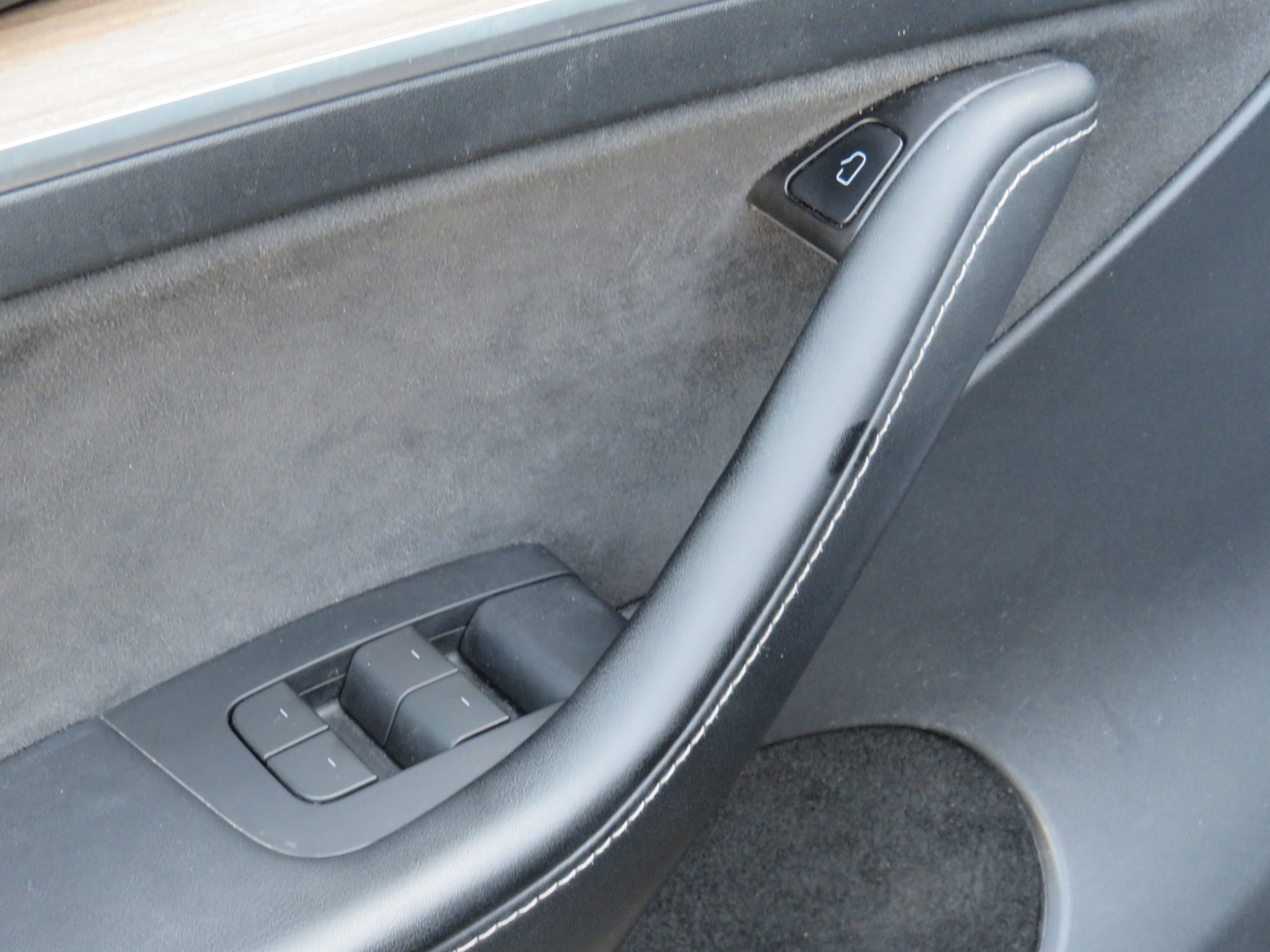 /laautomotive/2023-Tesla-ModelY-9562857288760989.jpg
