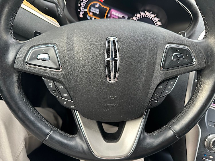 /mominautosales/2015-Lincoln-MKC-022281363947831423.jpg