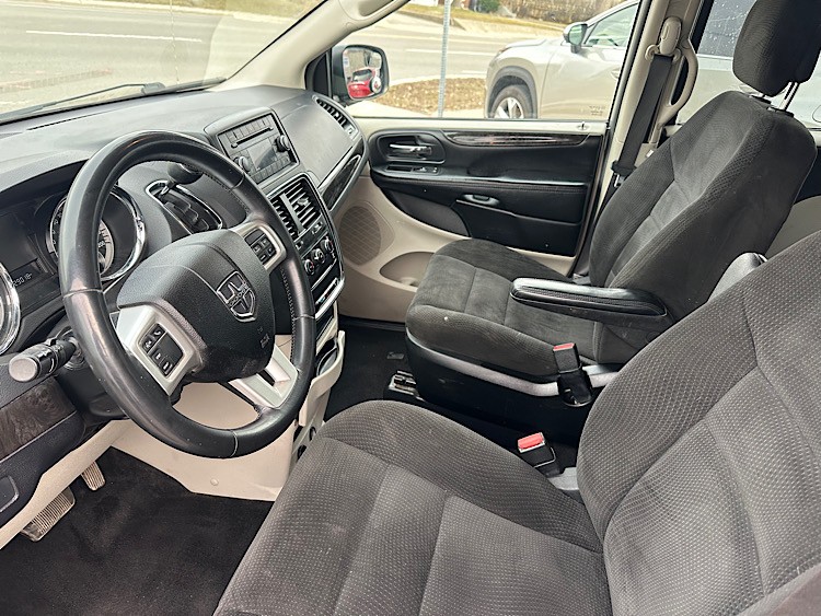/mominautosales/2017-Dodge-GrandCaravan-039639816985870935.jpg