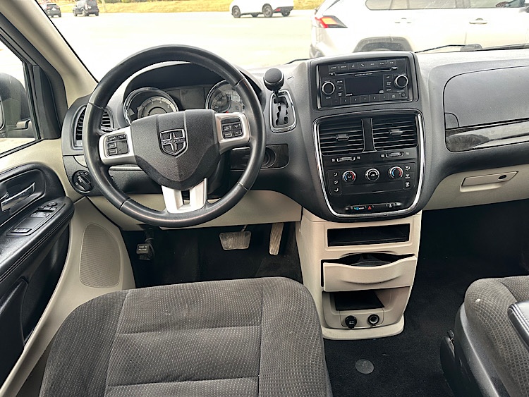 /mominautosales/2017-Dodge-GrandCaravan-23895359631320057.jpg