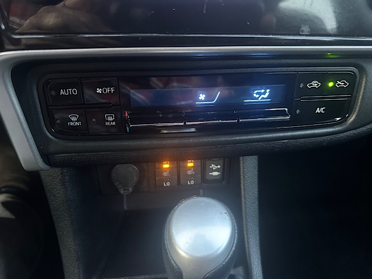/mominautosales/2018-Toyota-Corolla-9343833609014418.jpg