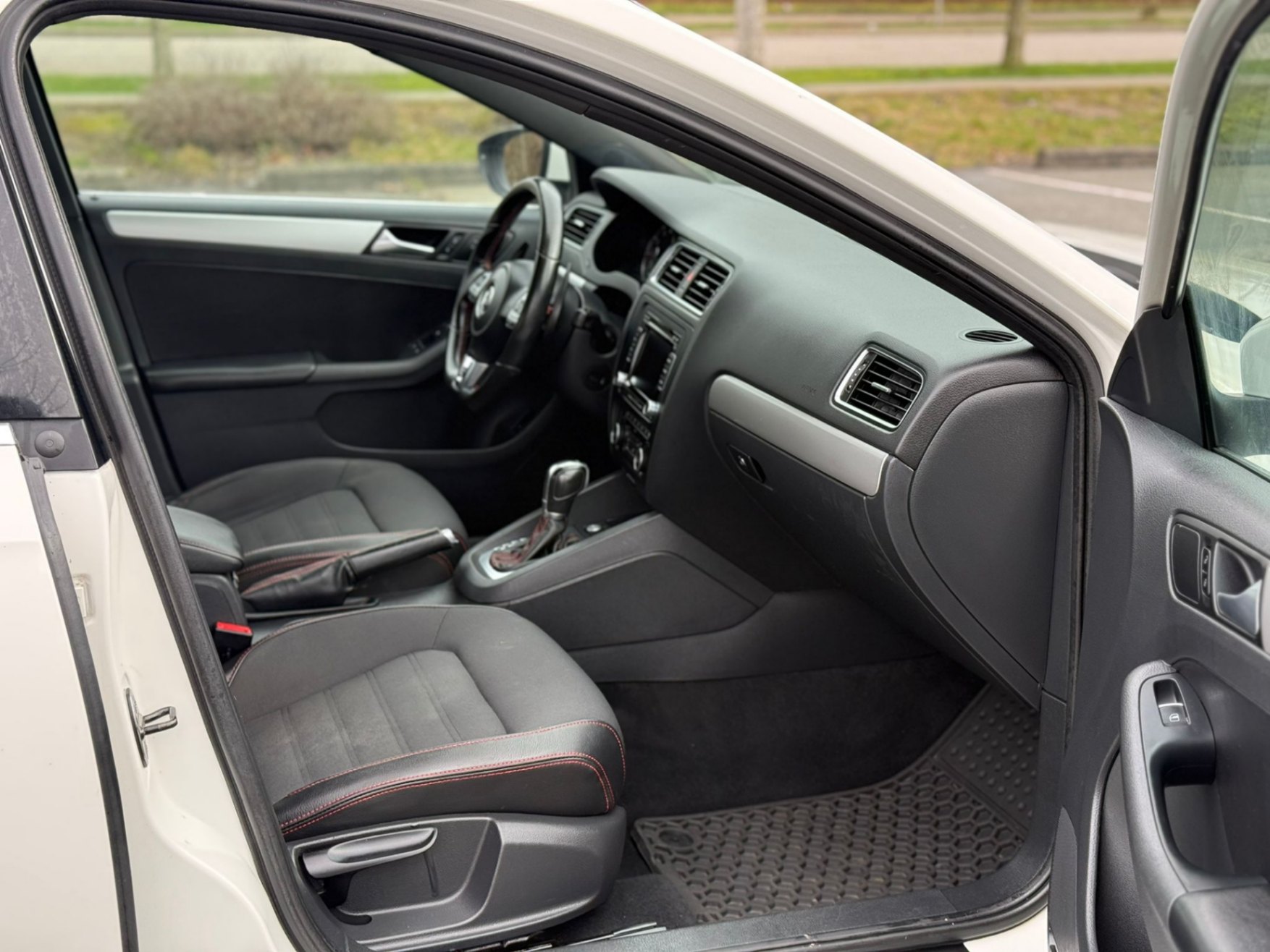 /moryaautosltd/2012-Volkswagen-JettaGLI-11185526554461345.jpg