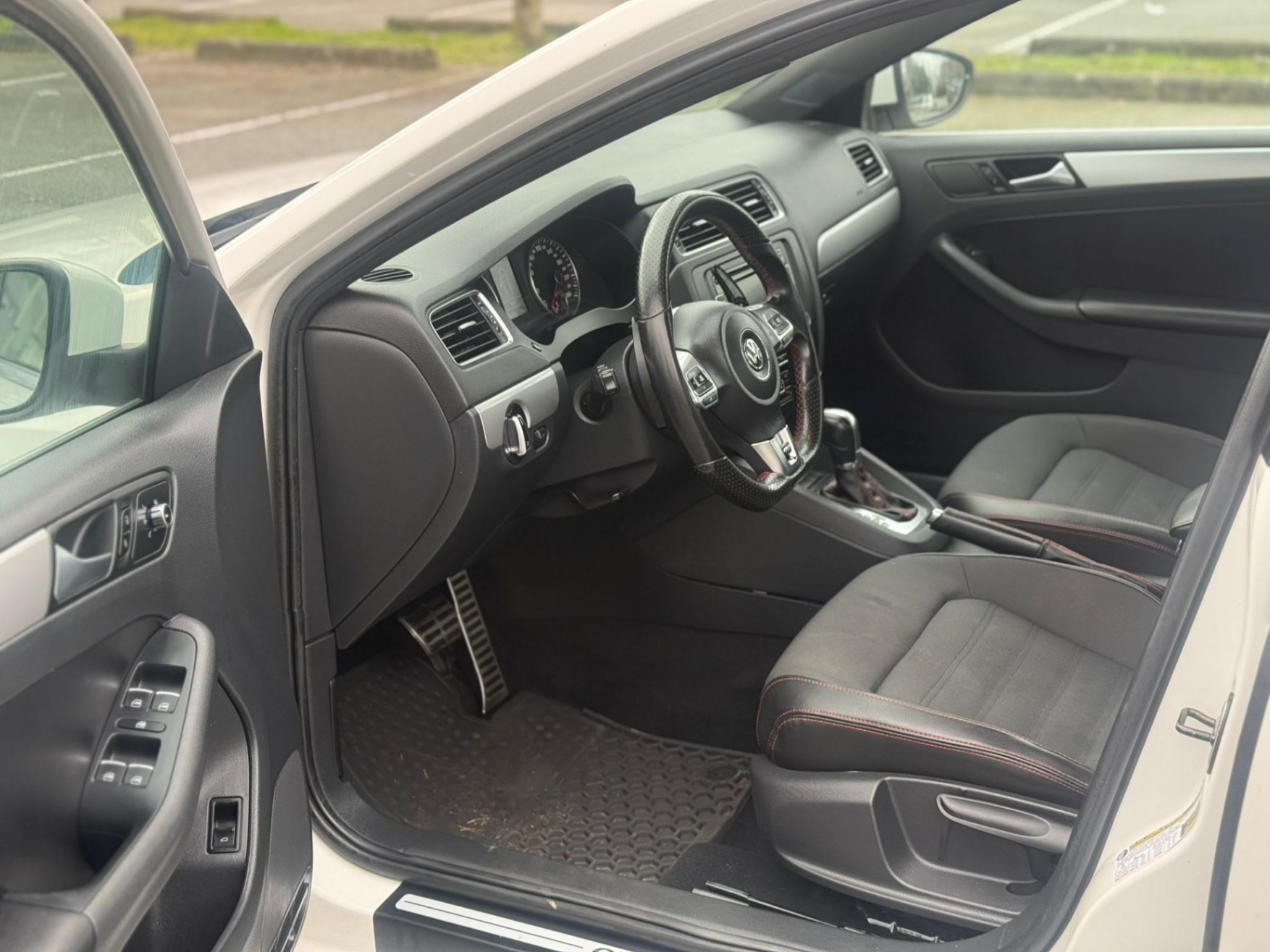 /moryaautosltd/2012-Volkswagen-JettaGLI-18268143580289098.jpg