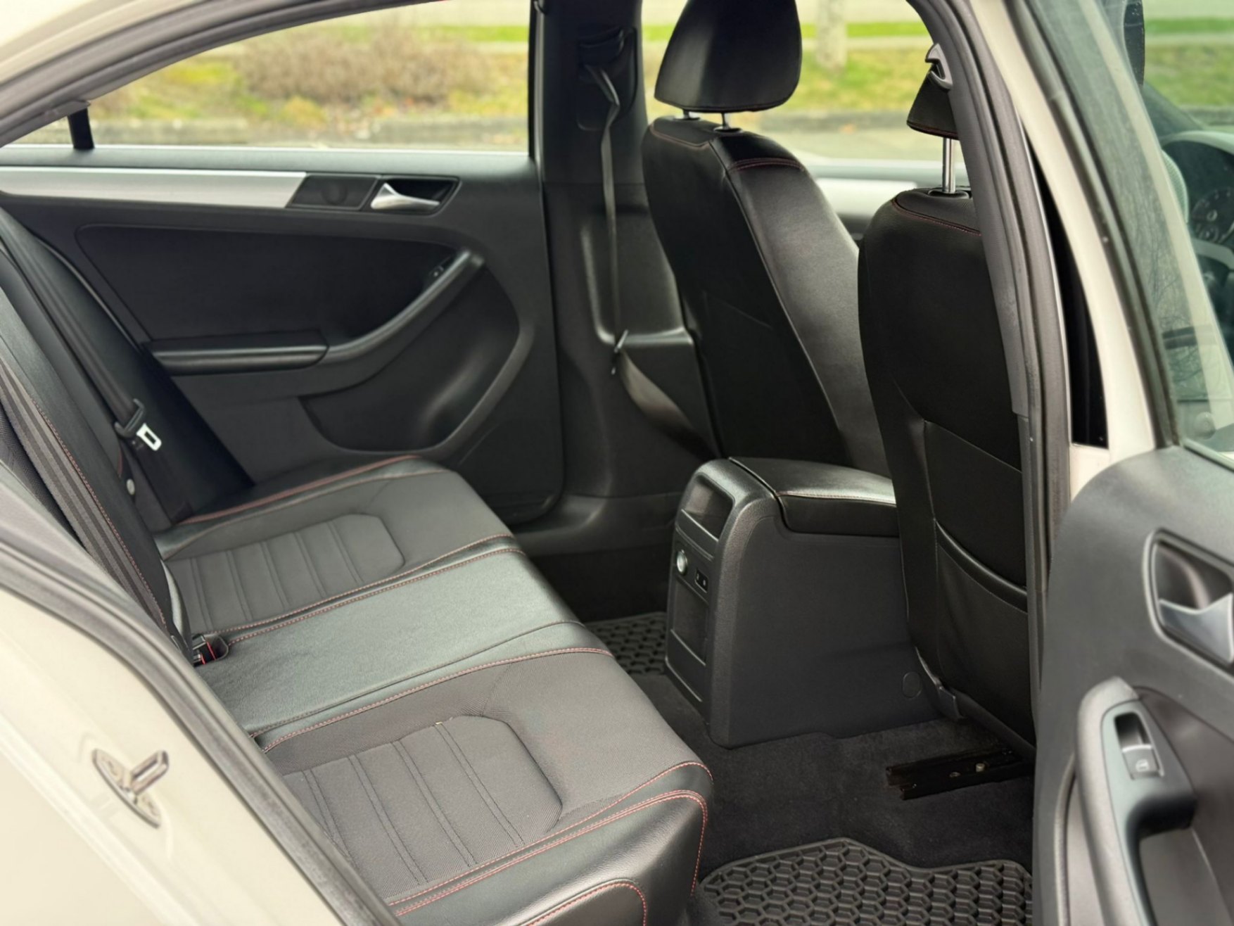 /moryaautosltd/2012-Volkswagen-JettaGLI-423873523486187.jpg