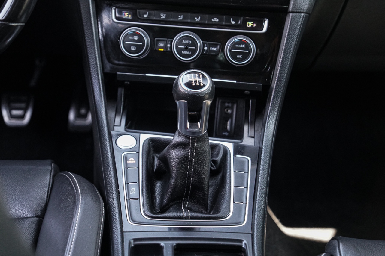 /ontarioqualitymotorsetobicoke/2017-Volkswagen-GolfR-0815156010464475.jpg