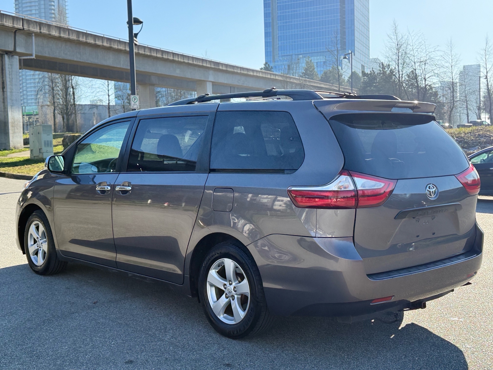 /parwazautomotiveltd/2015-Toyota-Sienna-26075227167442305.jpg