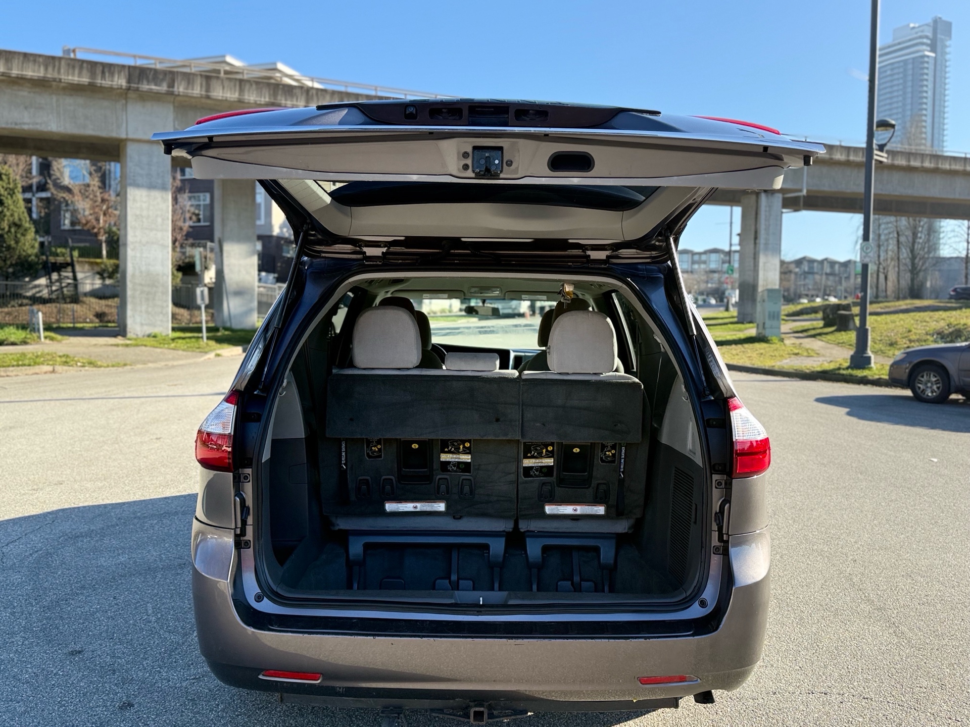 /parwazautomotiveltd/2015-Toyota-Sienna-8674715079606561.jpg