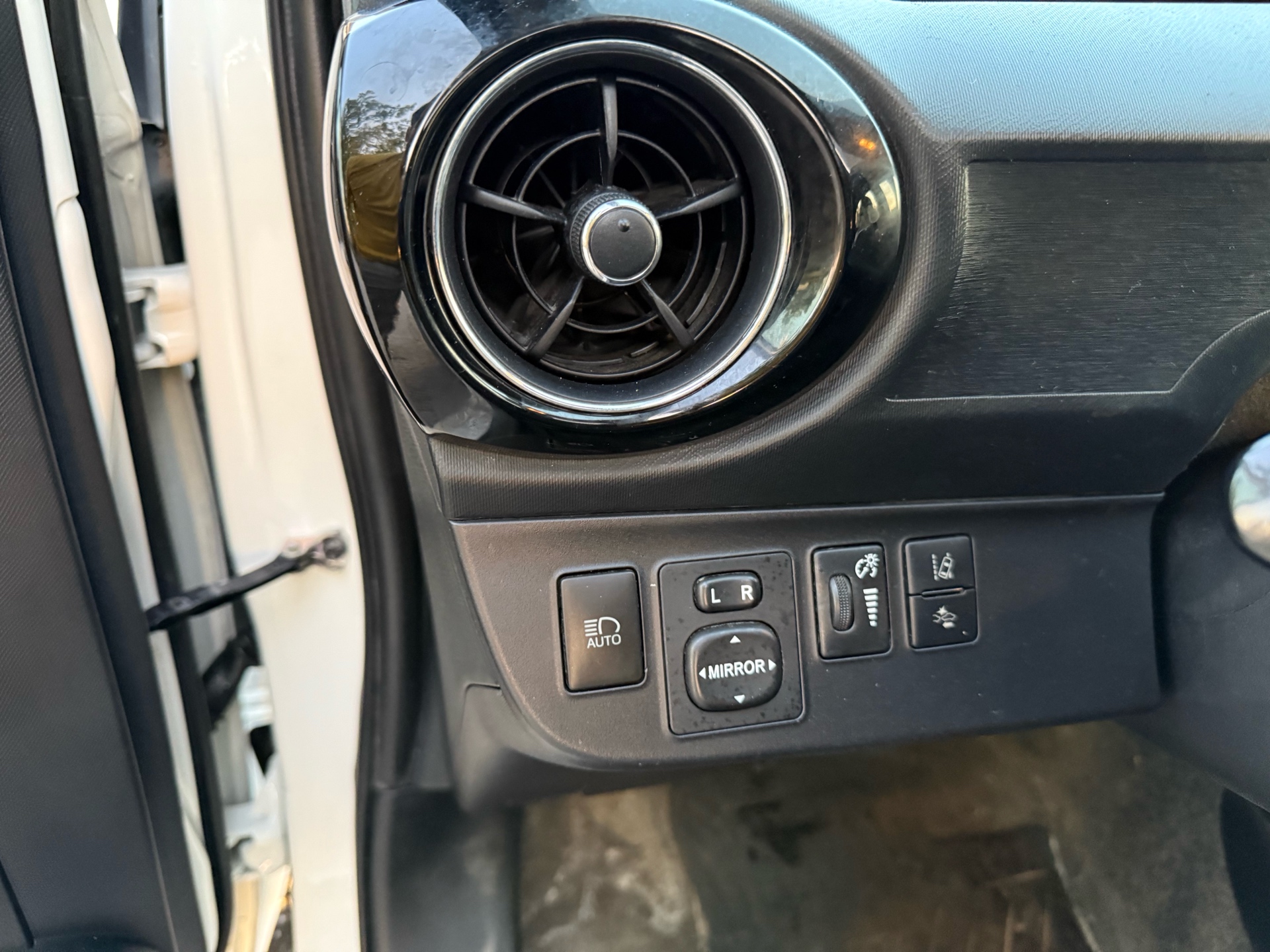 /parwazautomotiveltd/2017-Toyota-Priusc-0022513557896219893.jpg